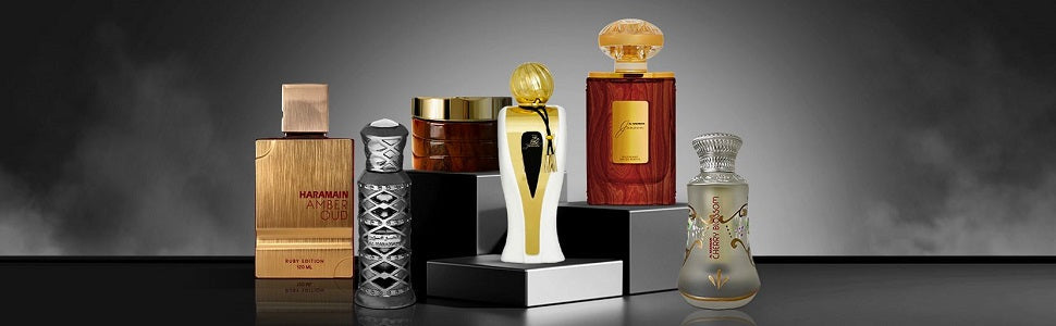 Conjunto de perfumes orientais com frascos sofisticados e ornamentados, dispostos sobre superfície reflexiva e fundo com fumaça, transmitindo elegância e mistério.