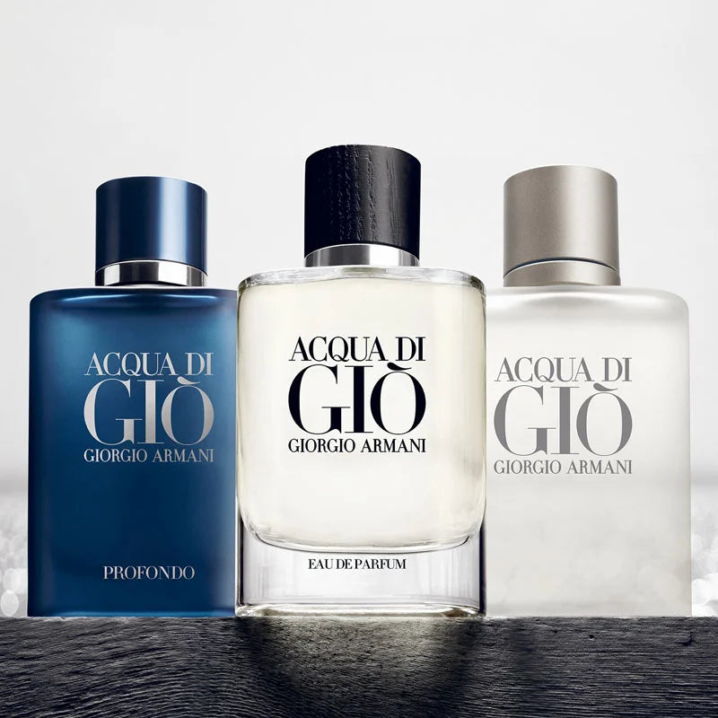 Três frascos de Acqua di Giò da Giorgio Armani em tons azul-marinho, branco e fosco, alinhados sobre superfície escura com fundo claro, transmitindo frescor e sofisticação.