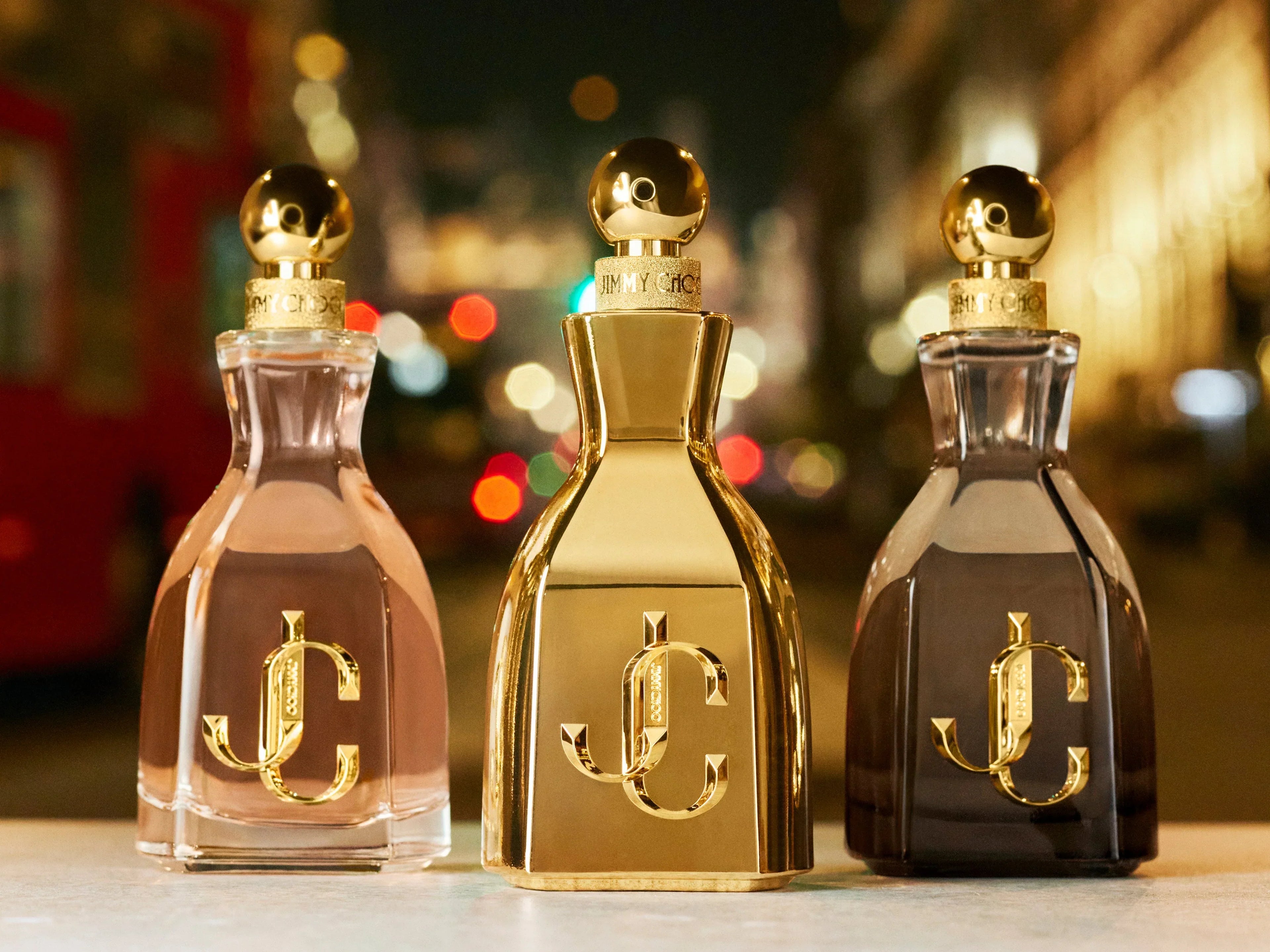 Jimmy Choo: Toda a linha de perfumes femininos. Frascos luxuosos em destaque para uma experiência olfativa única.