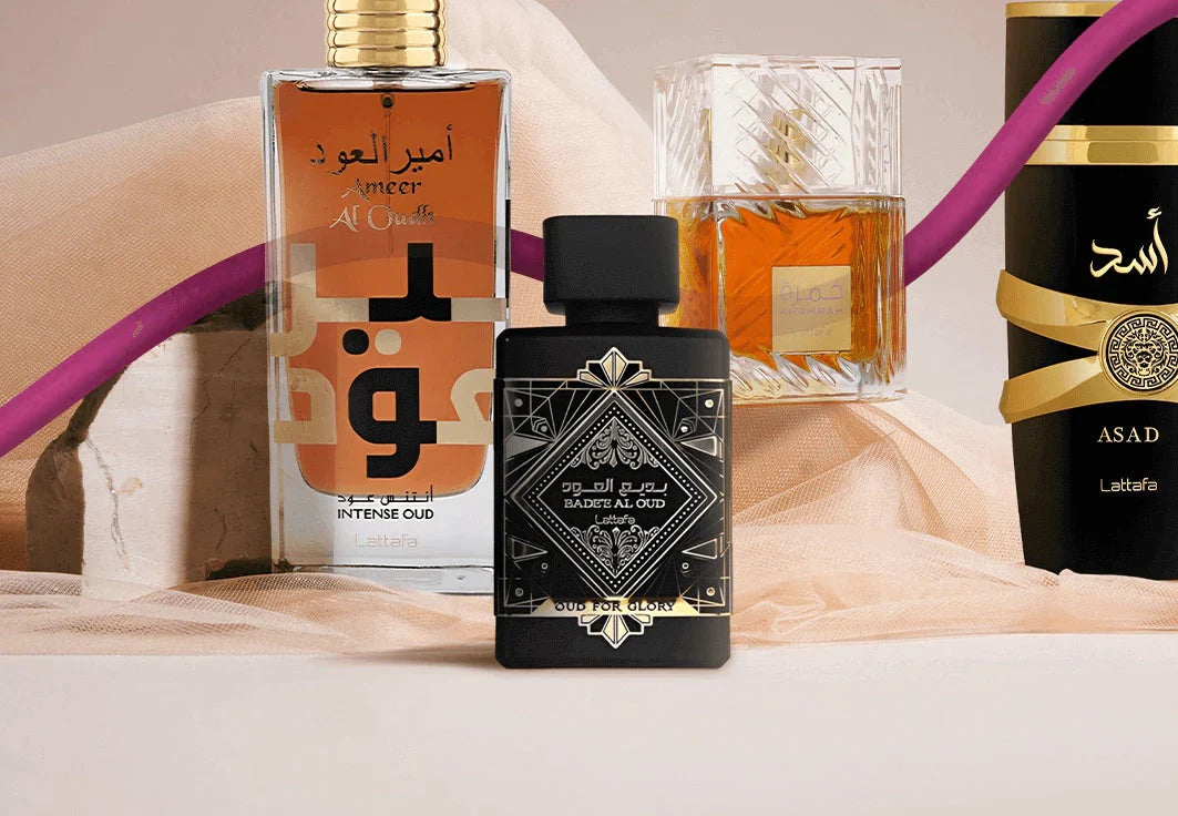 Conjunto de perfumes árabes luxuosos em frascos elegantes, com design sofisticado em tons de preto, dourado e âmbar. Os frascos estão posicionados sobre um tecido suave em, com um adorno roxo ao fundo, transmitindo exclusividade e requinte oriental.