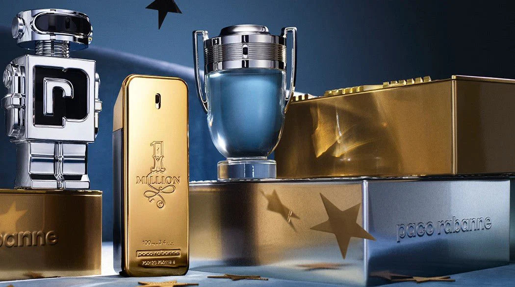 Conjunto de perfumes masculinos Paco Rabanne, incluindo Phantom, 1 Million e Invictus, em frascos temáticos prateados e dourados, com fundo azul futurista.