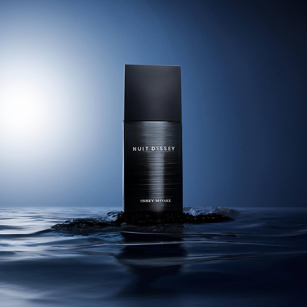 Desvende as fragrâncias Issey Miyake: Frasco Nuit d'Issey em cenário aquático misterioso. Descubra a coleção completa de fragrâncias Issey Miyake masculinas e femininas.