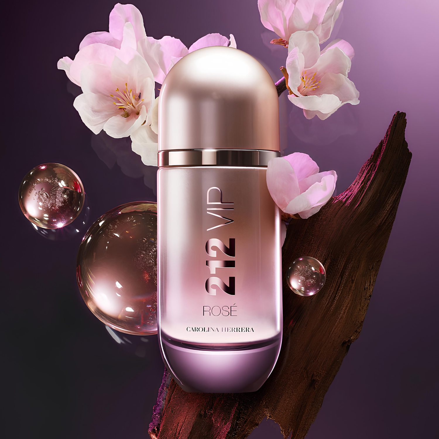 Perfume feminino 212 VIP Rosé Carolina Herrera em destaque em uma composição com flores de cerejeira delicadas, esferas brilhantes em tons de rosé e âmbar, e um pedaço de madeira escura, evocando uma fragrância floral frutada com um toque sofisticado.