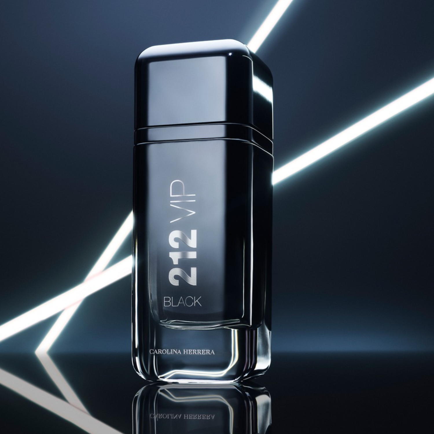 Perfume importado masculino 212 VIP Black Carolina Herrera com luzes de neon brilhantes ao fundo, criando uma atmosfera noturna e vibrante, ideal para ocasiões VIP, disponível na Velyre.