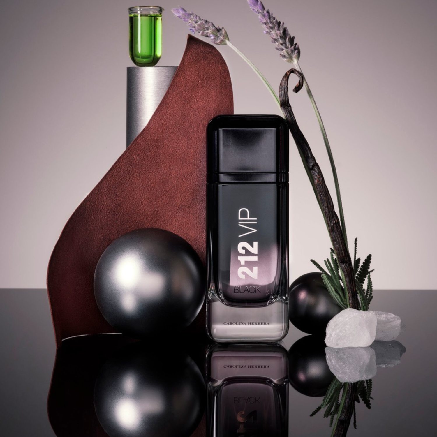 Perfume importado masculino 212 VIP Black Carolina Herrera em composição artística com lavanda, fava de baunilha, pedras de gelo e objetos de design, sugerindo notas aromáticas e especiadas da fragrância, disponível na Velyre.