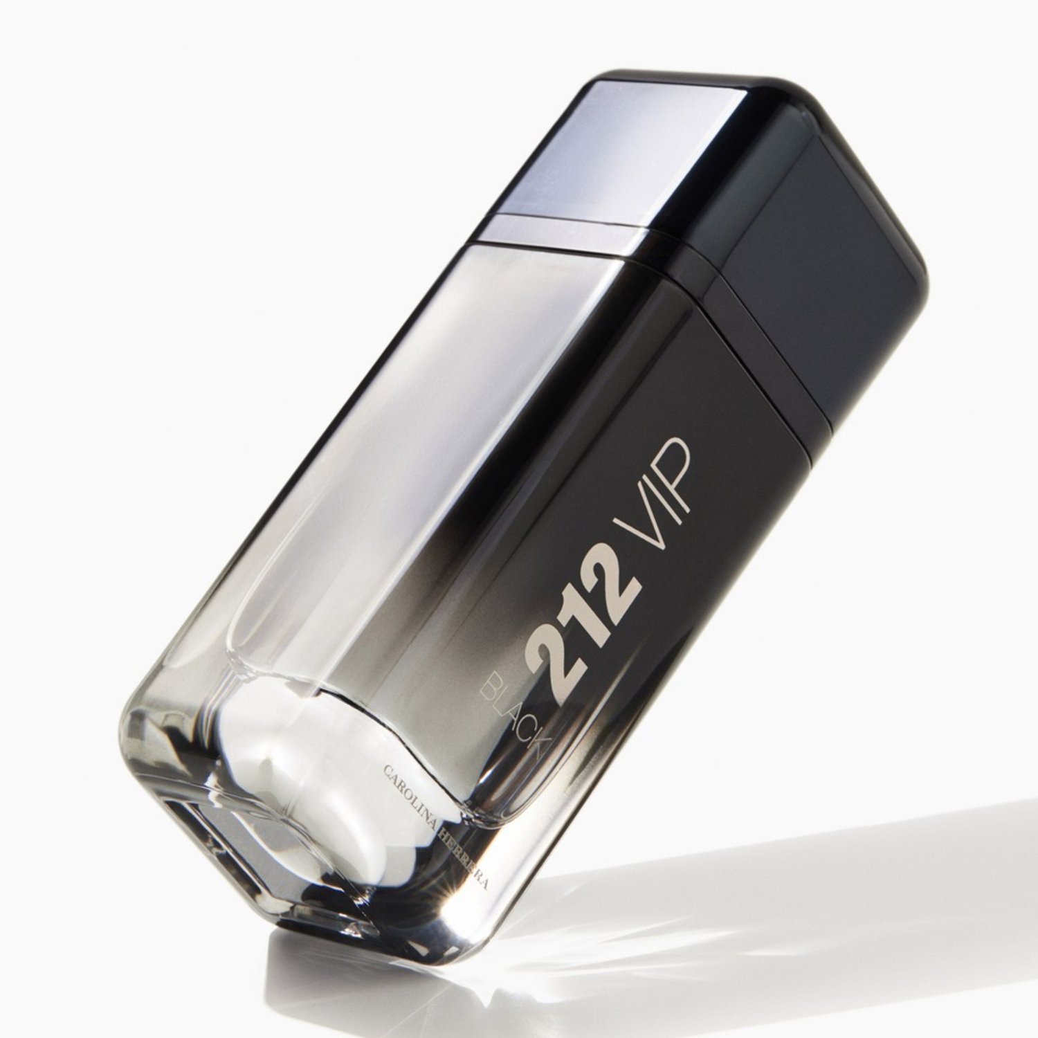 Perfume importado masculino 212 VIP Black Carolina Herrera inclinado sobre superfície clara, destacando o contraste do frasco preto com a base transparente e a elegância do design, disponível na Velyre.