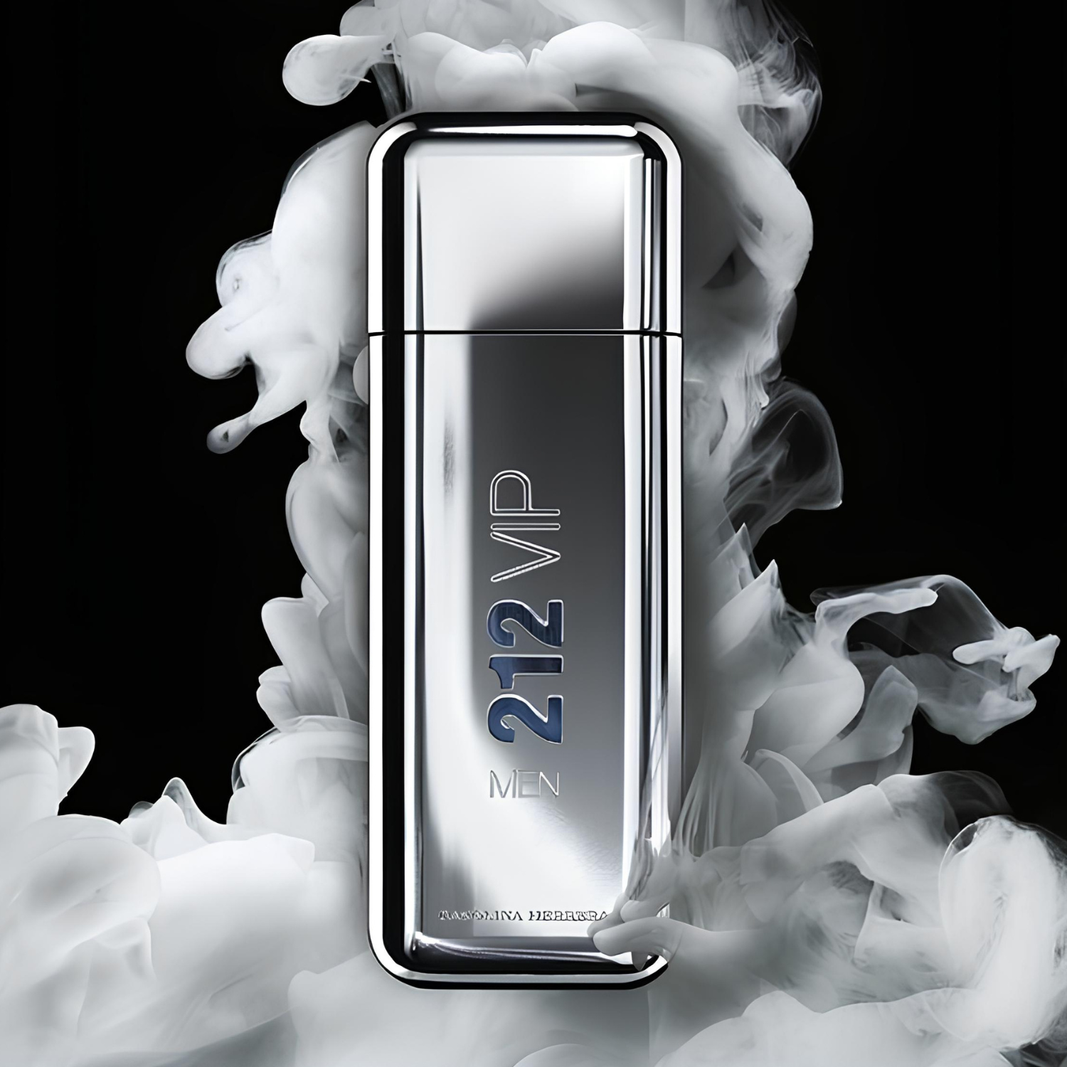 Perfume masculino 212 Vip Men Carolina Herrera em destaque, envolto por uma fumaça branca densa sobre um fundo preto, criando uma atmosfera misteriosa e sofisticada.