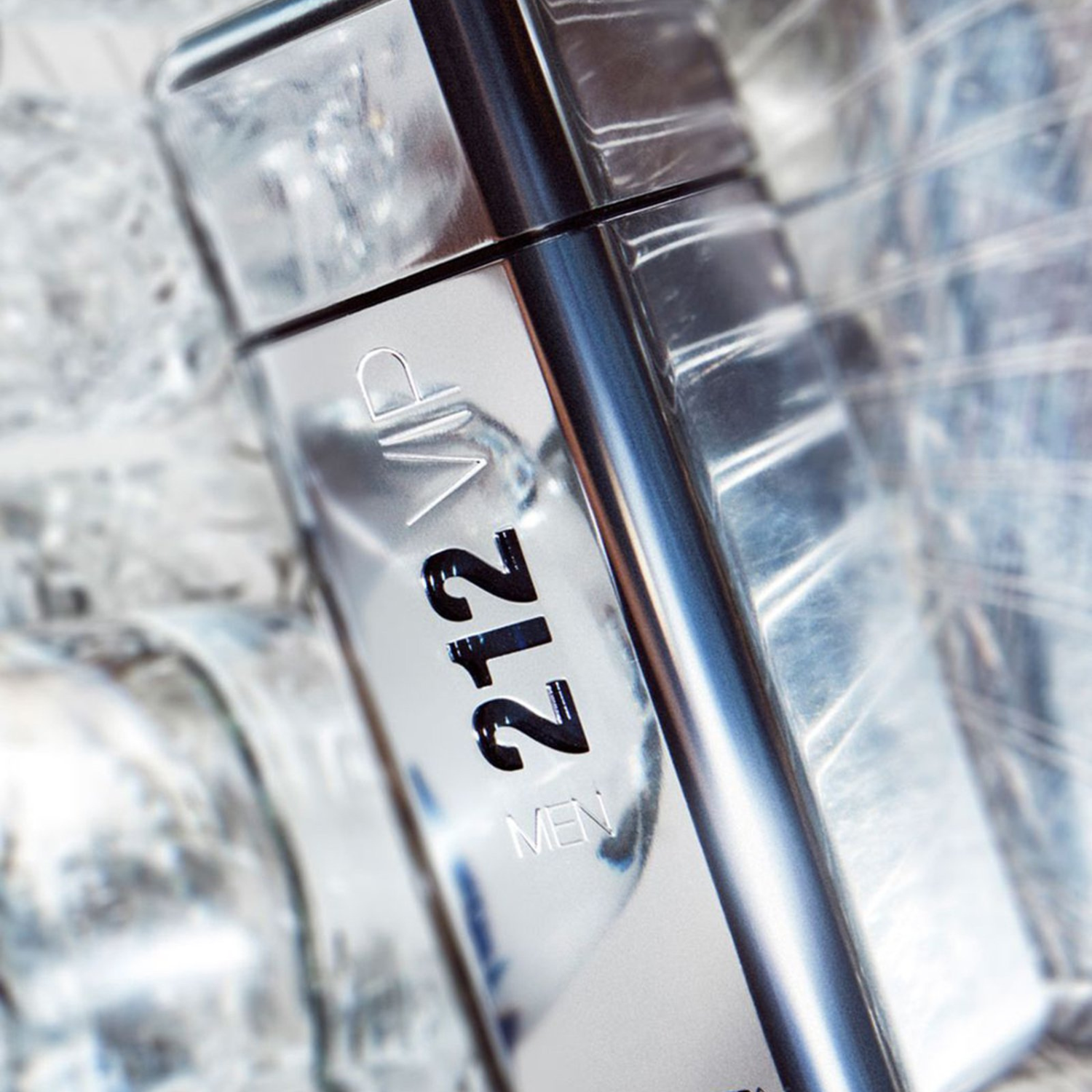 Close-up do frasco do perfume 212 Vip Men Carolina Herrera, mostrando a superfície prateada refletindo a luz de forma dinâmica, com o logo em azul em destaque.