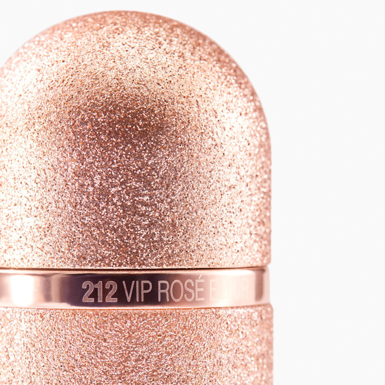Close-up da parte superior do frasco do perfume importado feminino 212 Vip Rosé Elixir Carolina Herrera, destacando a textura de glitter rose gold e o anel metálico com a inscrição "212 VIP ROSÉ ELIXIR", disponível na Velyre.
