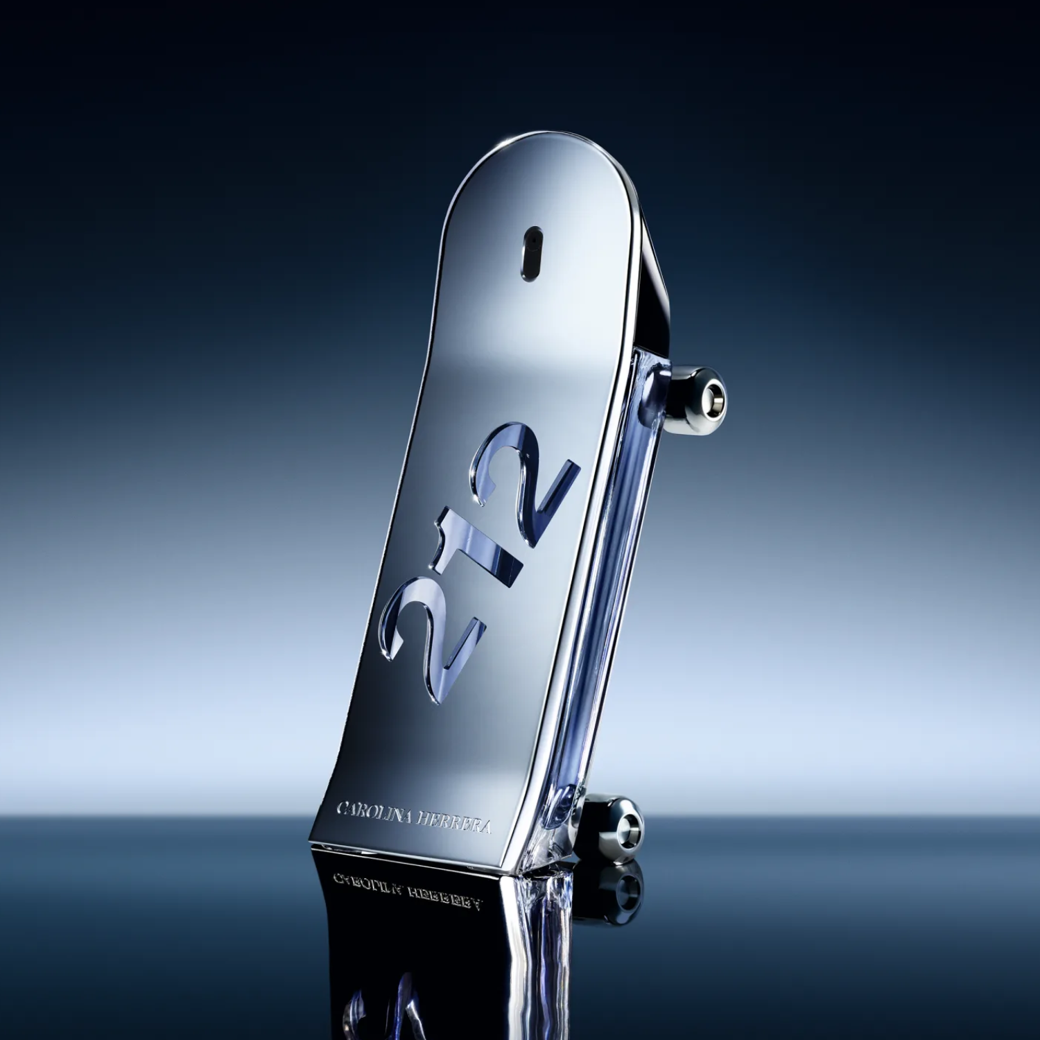 Perfume masculino 212 Heroes Carolina Herrera em destaque sobre superfície reflexiva azul escura, transmitindo modernidade e sofisticação da fragrância.