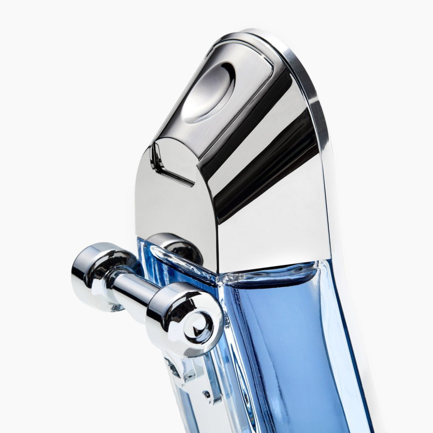 Detalhe do perfume 212 Heroes Carolina Herrera, mostrando a roda de skate cromada e o design do topo do frasco prateado, com líquido azul visível.