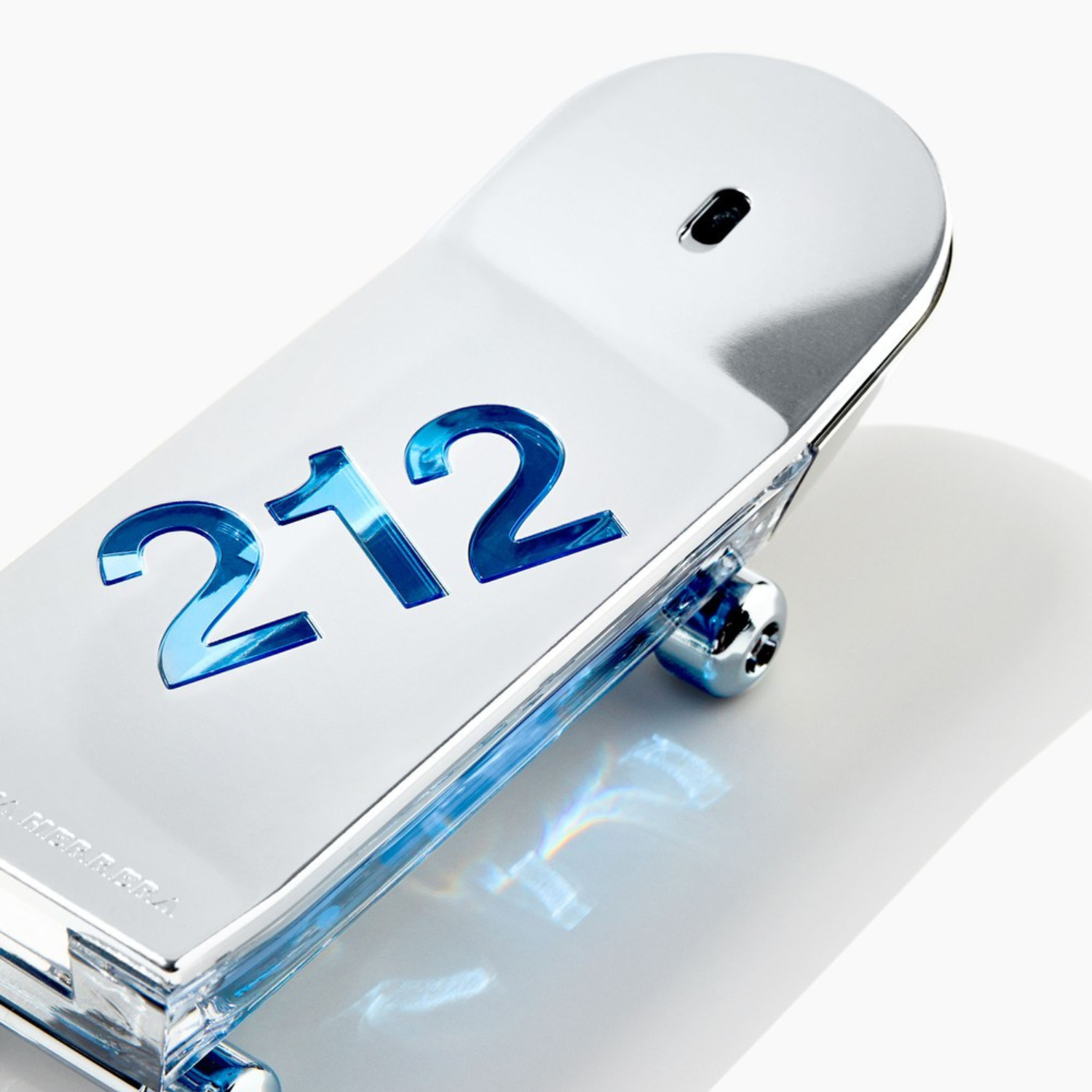 Close-up do perfume 212 Heroes Carolina Herrera em superfície clara, destacando o design de skate e o número "212" em azul vibrante, realçando o visual inovador.