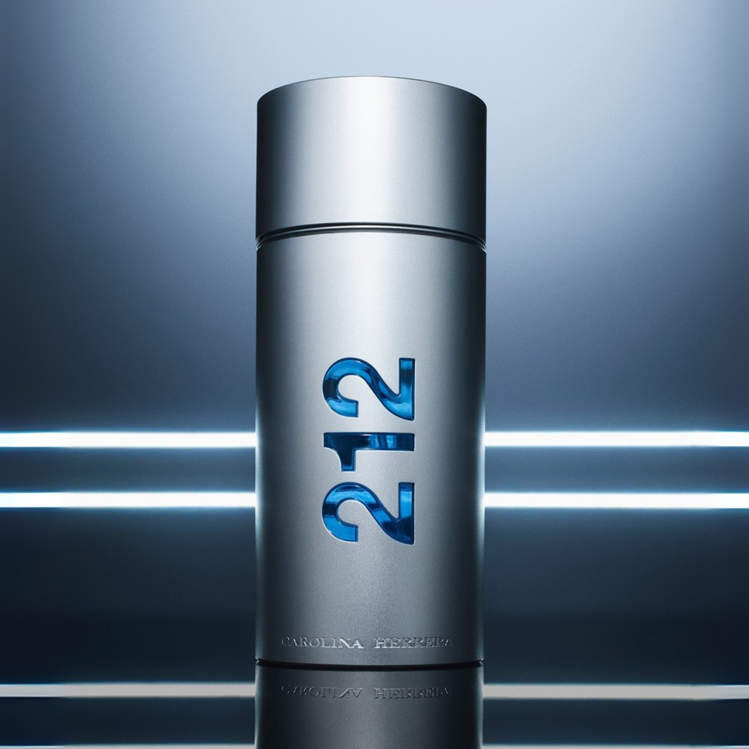 Perfume masculino 212 NYC Men Carolina Herrera em destaque em um ambiente escuro com luzes de neon horizontais, criando uma atmosfera urbana e vibrante, ideal para a vida noturna da cidade.