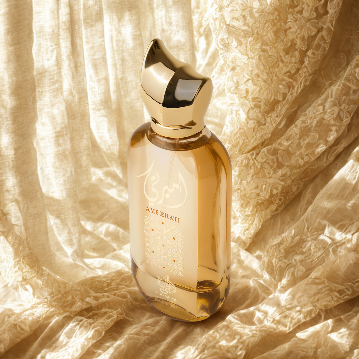Perfume árabe Ameerati Al Wataniah, disponível na Velyre, posicionado sobre tecido texturizado em tons de bege e dourado, com luz suave realçando elegância do frasco e sugerindo fragrância rica e envolvente.