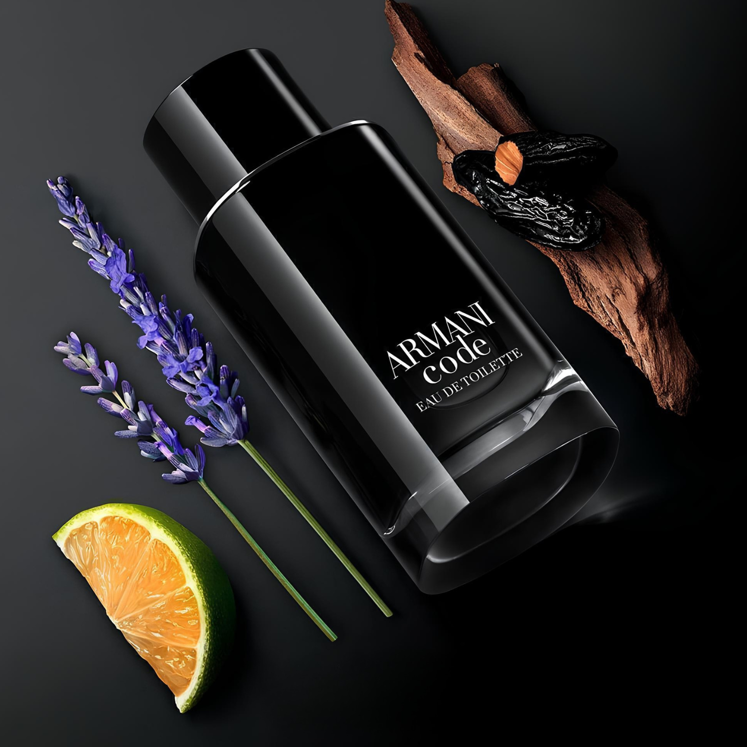 Perfume Armani Code Giorgio Armani inclinado em uma composição com uma fatia de limão verde, dois ramos de lavanda e favas tonkas escuras sobre um fundo preto, sugerindo as notas cítricas, aromáticas e orientais da fragrância.