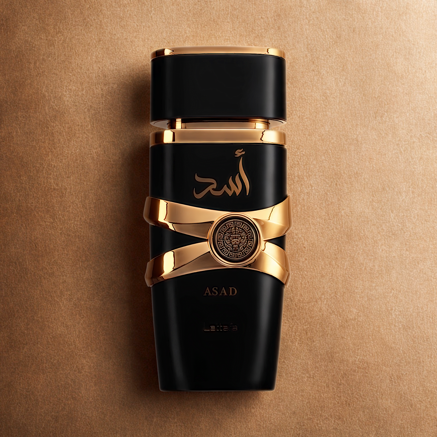 Perfume masculino Asad Lattafa, disponível na Velyre, em destaque sobre superfície texturizada em tons de marrom, criando uma atmosfera sofisticada e masculina.