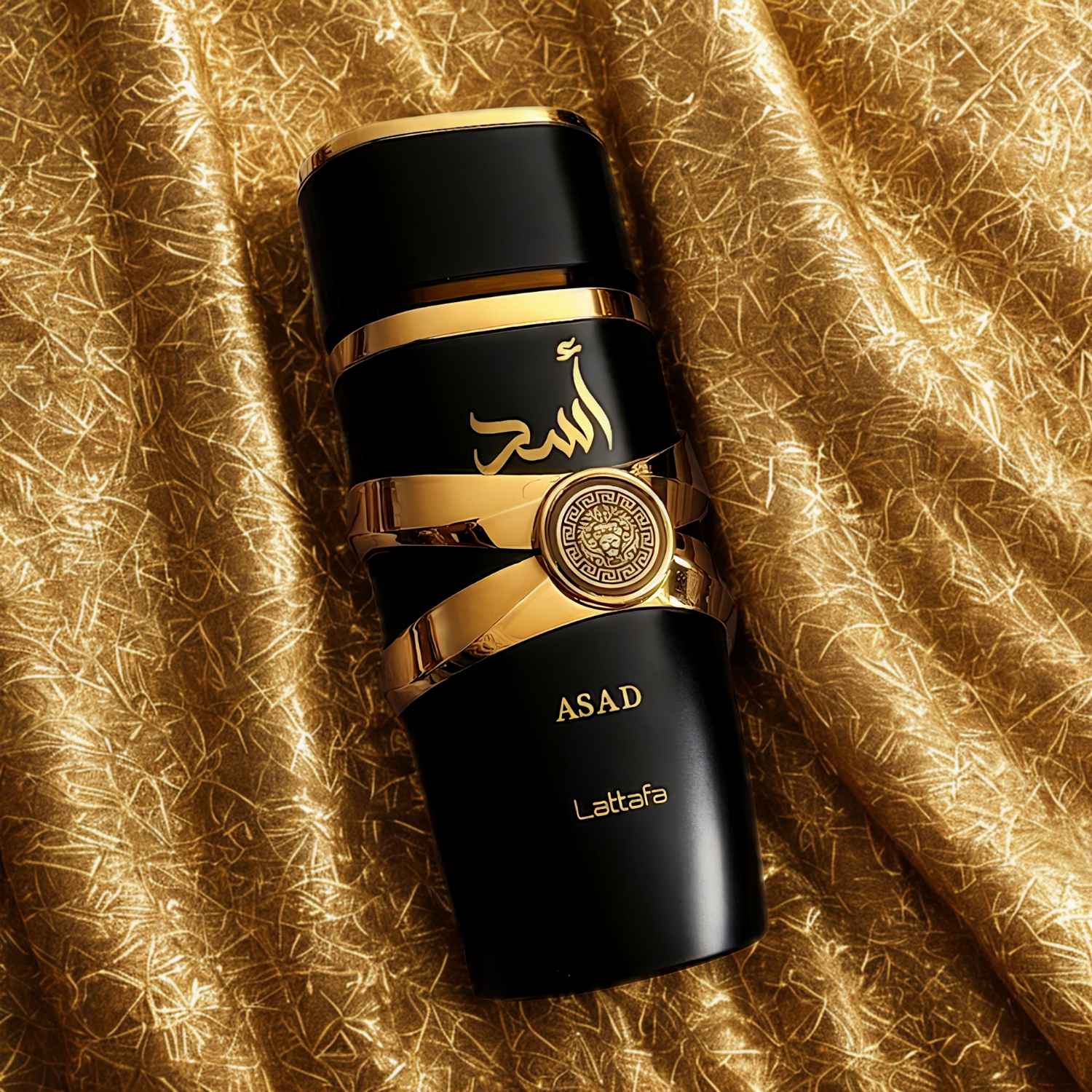 Perfume Asad Lattafa, disponível na Velyre, posicionado sobre tecido dourado com brilho intenso, evocando uma sensação de luxo e poder da fragrância.