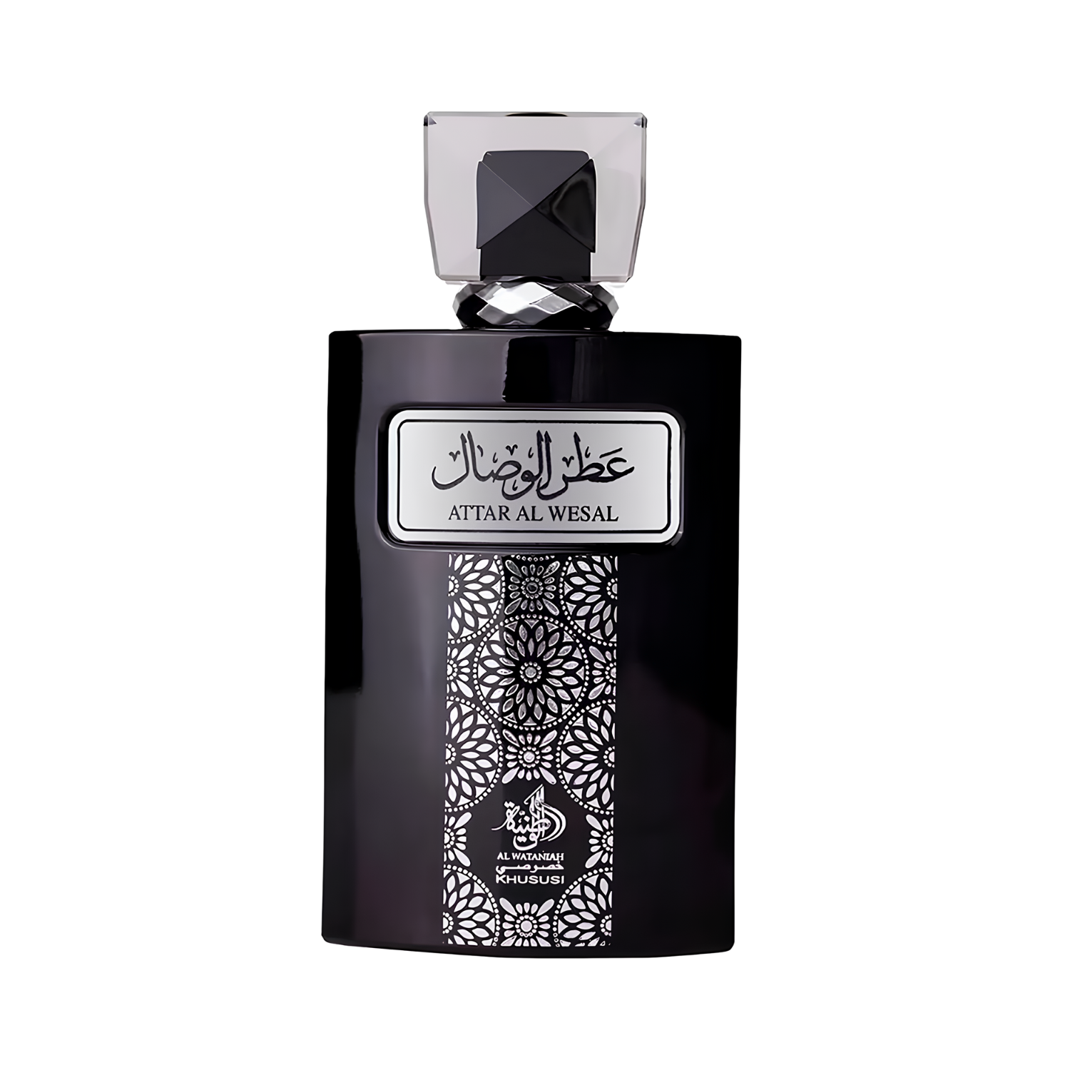 Frasco do perfume árabe Attar Al Wesal Al Wataniah Eau de Parfum, disponível na Velyre, com design retangular preto fosco, placa central prateada contendo nome 'عطر الوصال' em árabe e 'ATTAR AL WESAL' em letras latinas. Parte inferior do frasco com padrão floral prateado. Tampa facetada em preto brilhante e prateado com formato geométrico.