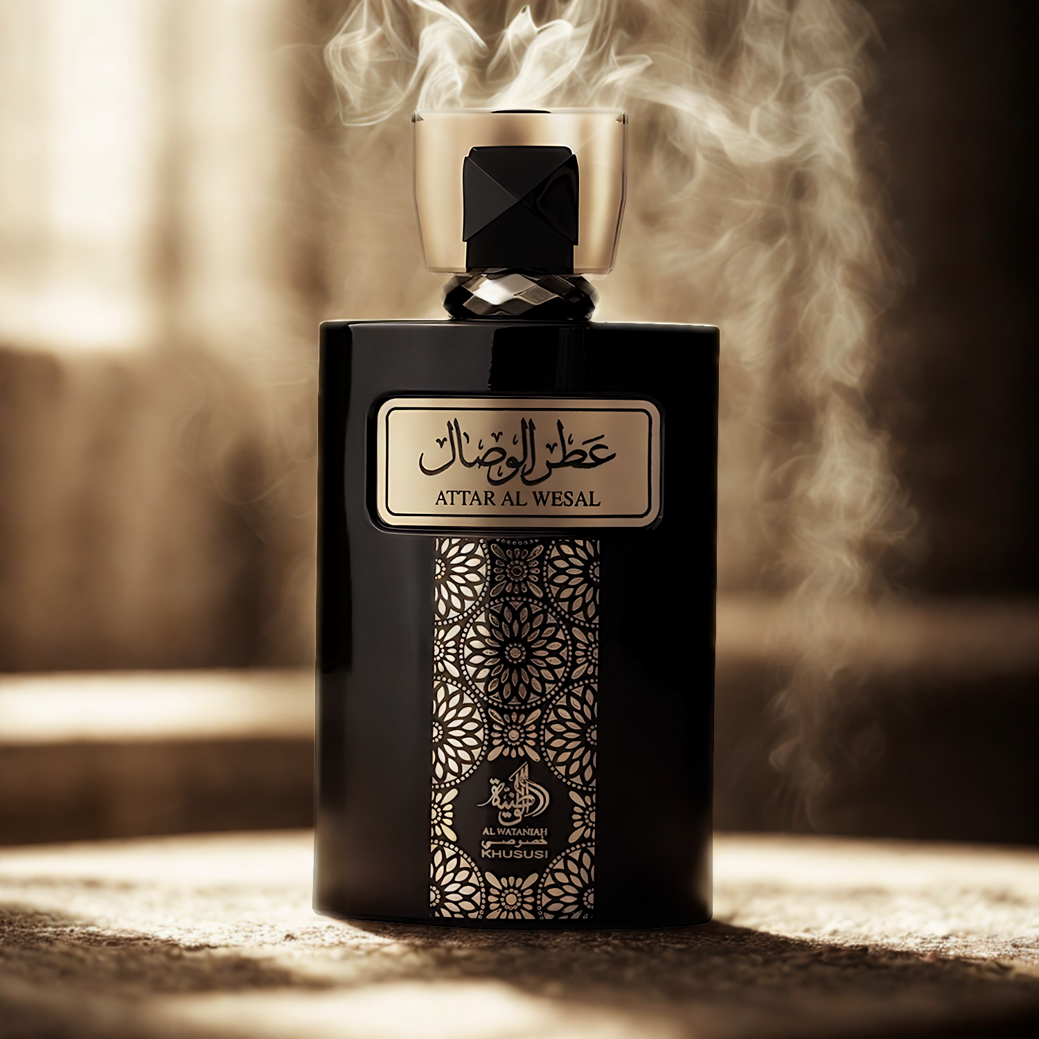 Perfume árabe Attar Al Wesal Al Wataniah, disponível na Velyre, em destaque em ambiente com fundo de madeira escura e volutas de fumaça, criando atmosfera misteriosa e luxuosa, típica de fragrâncias árabes.