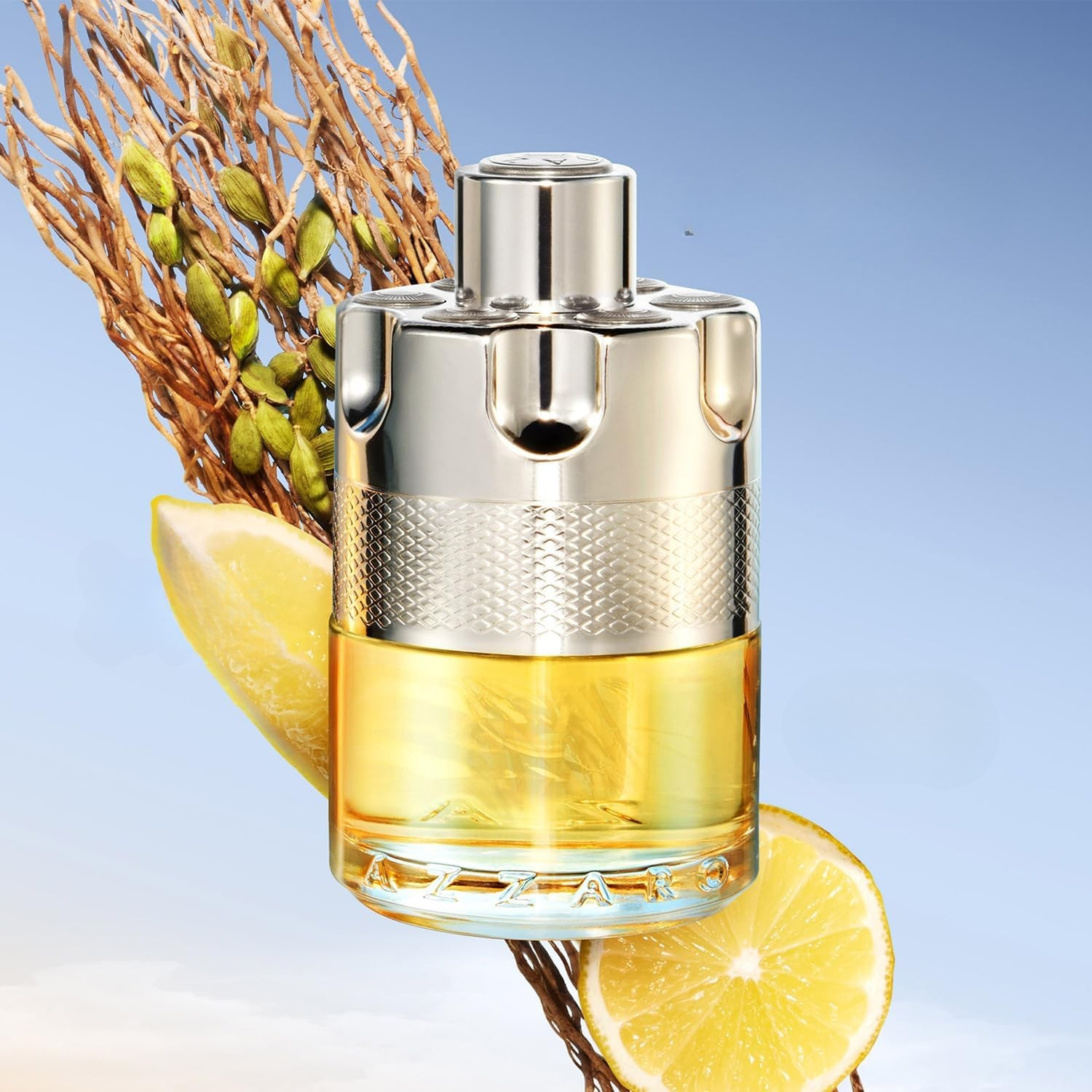 Perfume Azzaro Wanted em destaque com limões cortados e sementes ao fundo. A composição reflete as notas frescas e cítricas da fragrância, com fundo azul claro.