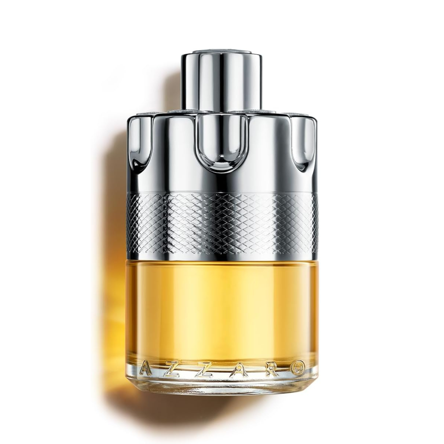 Frasco do perfume Azzaro Wanted em destaque com fundo branco. O frasco combina vidro dourado na base com tampa metálica prateada e nome da marca gravado na parte inferior do vidro.