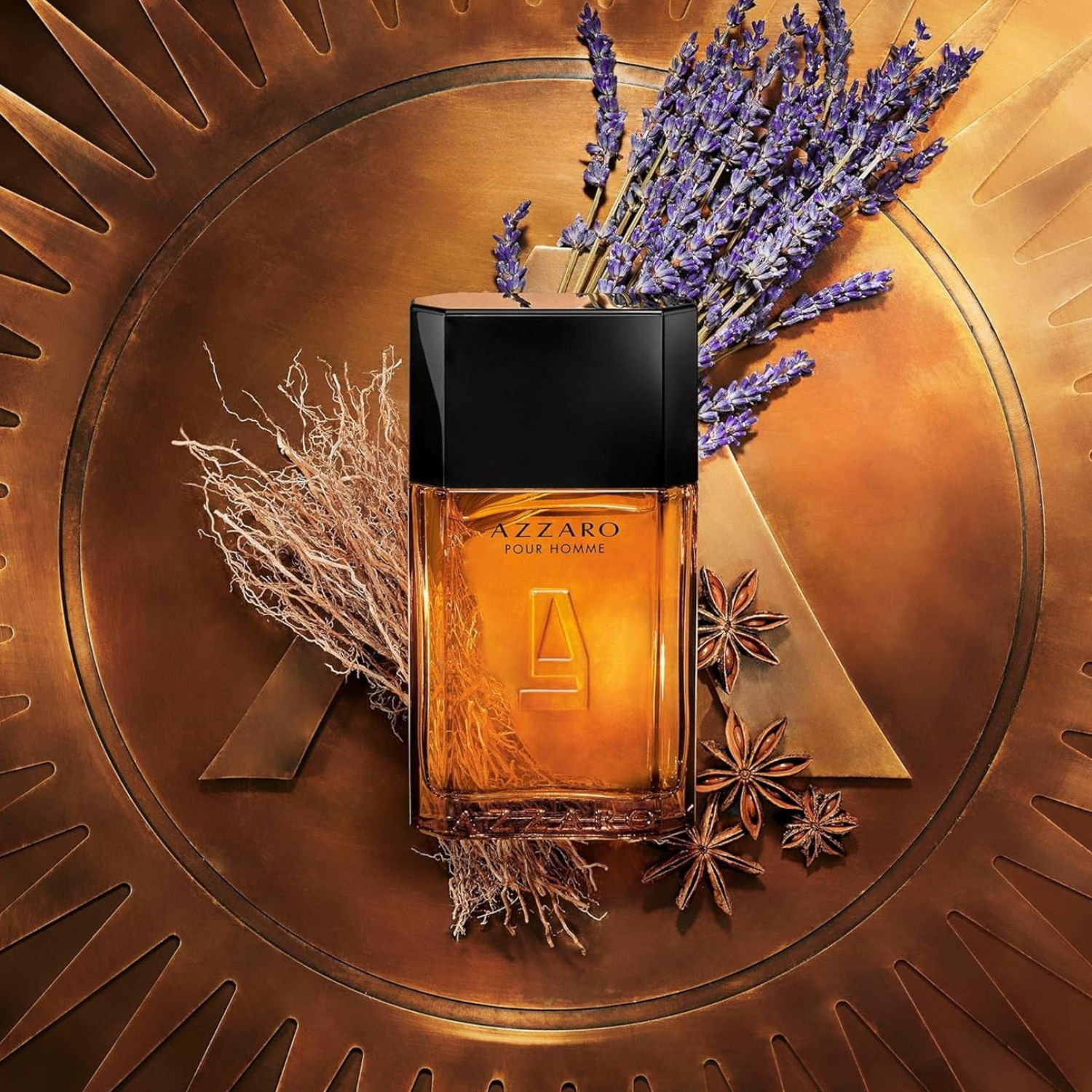 Frasco do perfume Azzaro Pour Homme sobre fundo bronze com elementos naturais como lavanda, raiz seca e anis-estrelado, representando as notas aromáticas da fragrância.