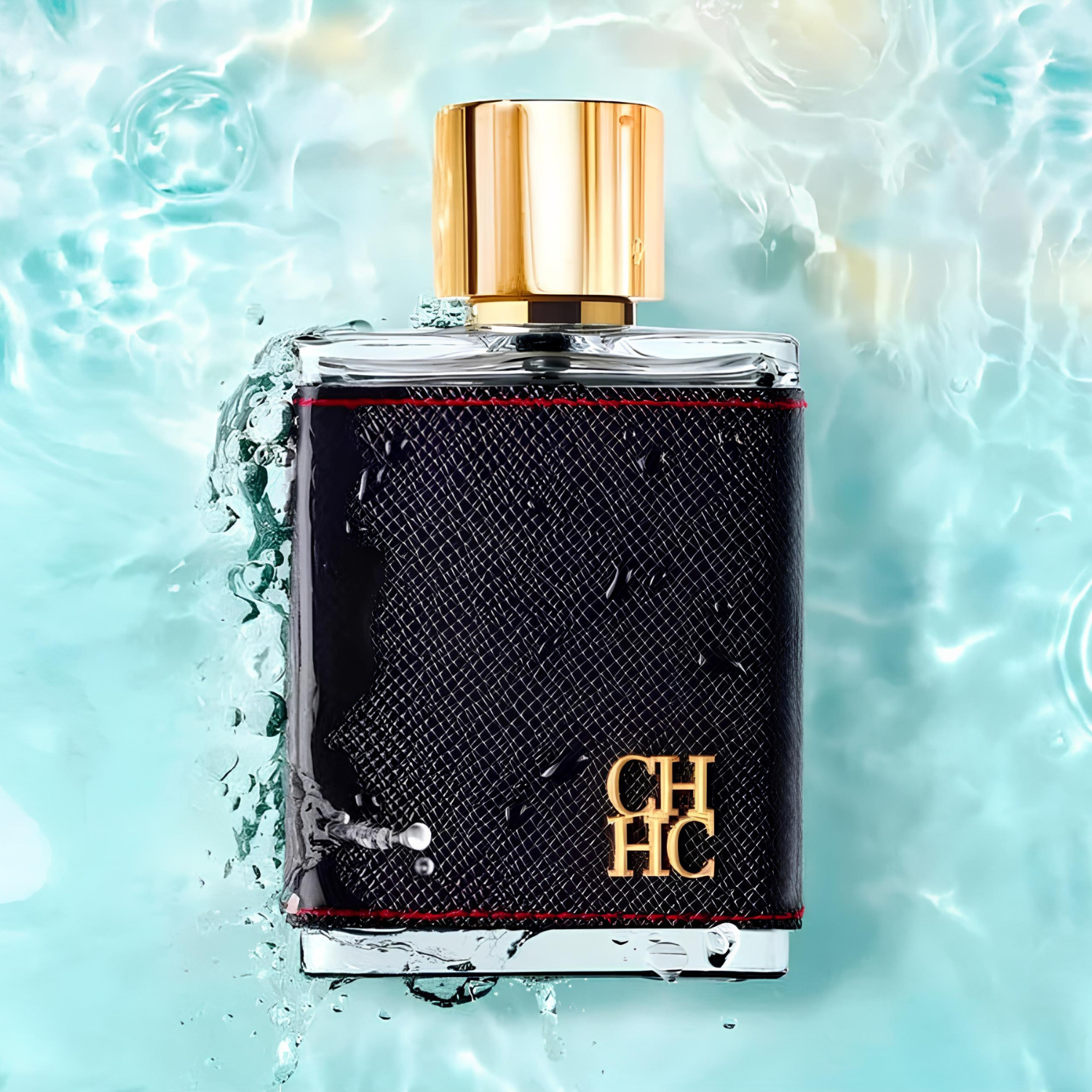 Perfume CH Men Carolina Herrera em destaque sobre uma superfície de água azul clara com respingos, sugerindo uma fragrância fresca e dinâmica, ideal para o homem que busca aventura.