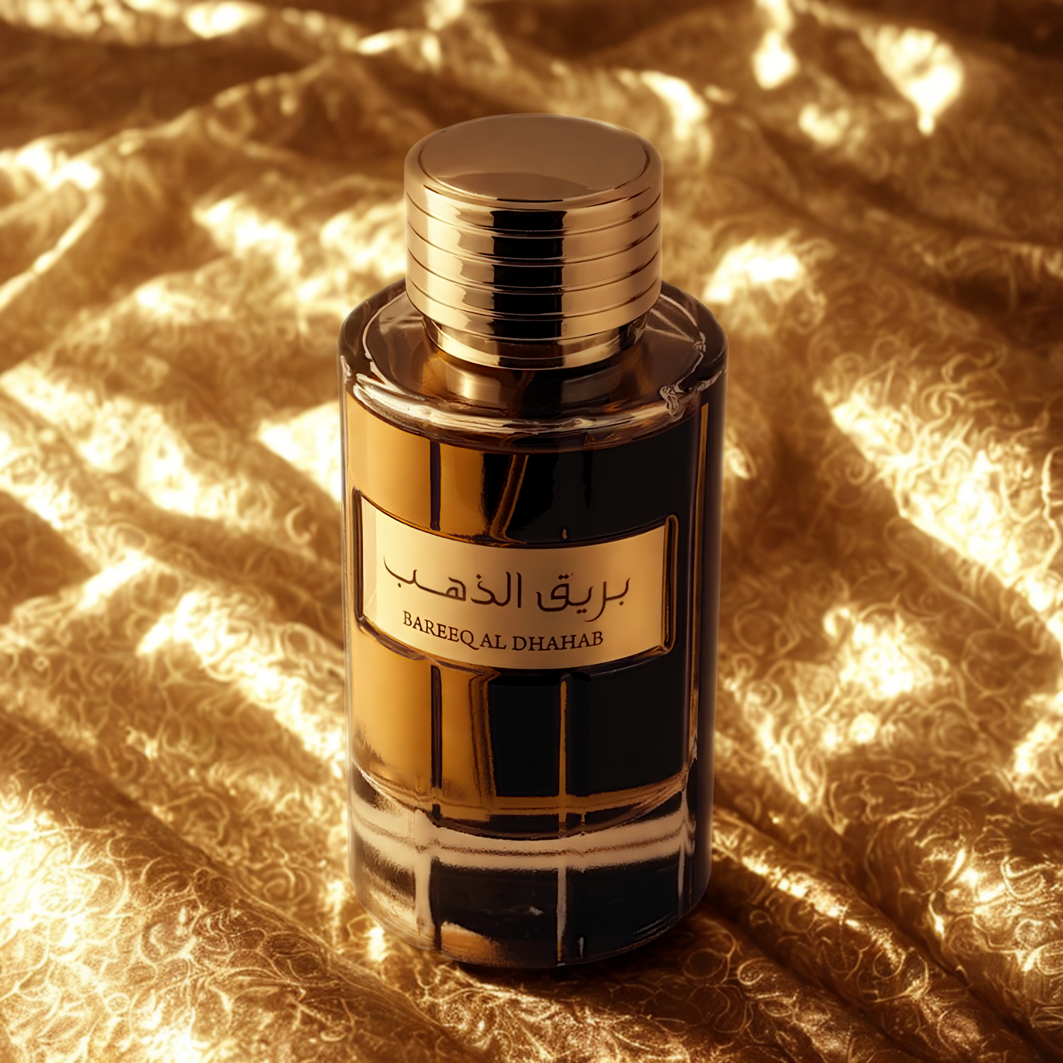 Close-up do perfume árabe Bareeq Al Dhahab Al Wataniah, disponível na Velyre, sobre tecido dourado, realçando brilho do frasco e riqueza do ambiente.