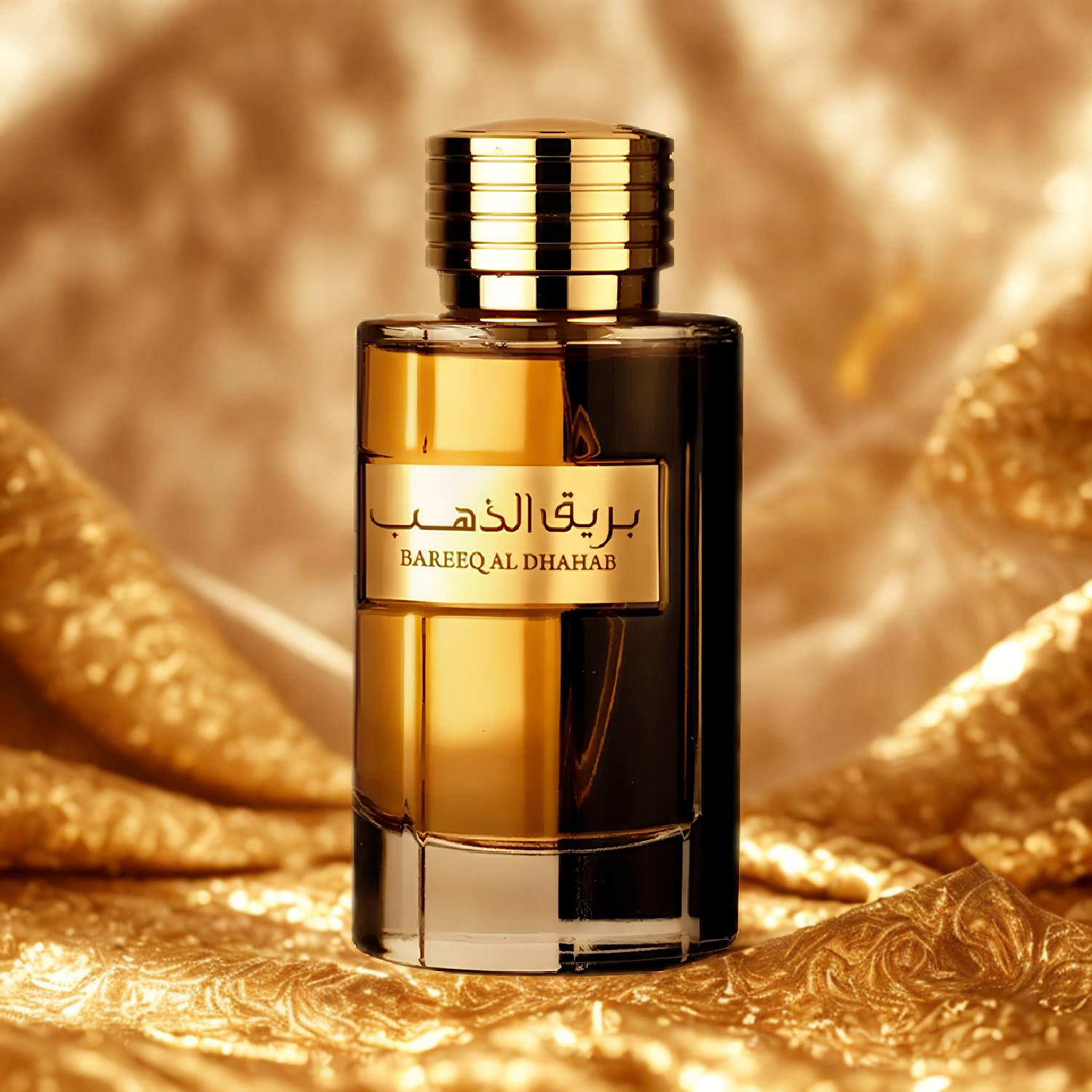 Perfume árabe unissex Bareeq Al Dhahab Al Wataniah, disponível na Velyre, sobre tecido dourado com textura metálica, criando atmosfera luxuosa e opulenta.