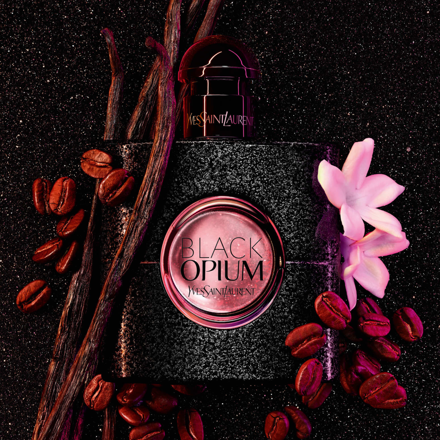 Frasco Black Opium rodeado por grãos de café, baunilha e flor branca em fundo escuro com iluminação rosa, destacando notas olfativas quentes e sensuais.