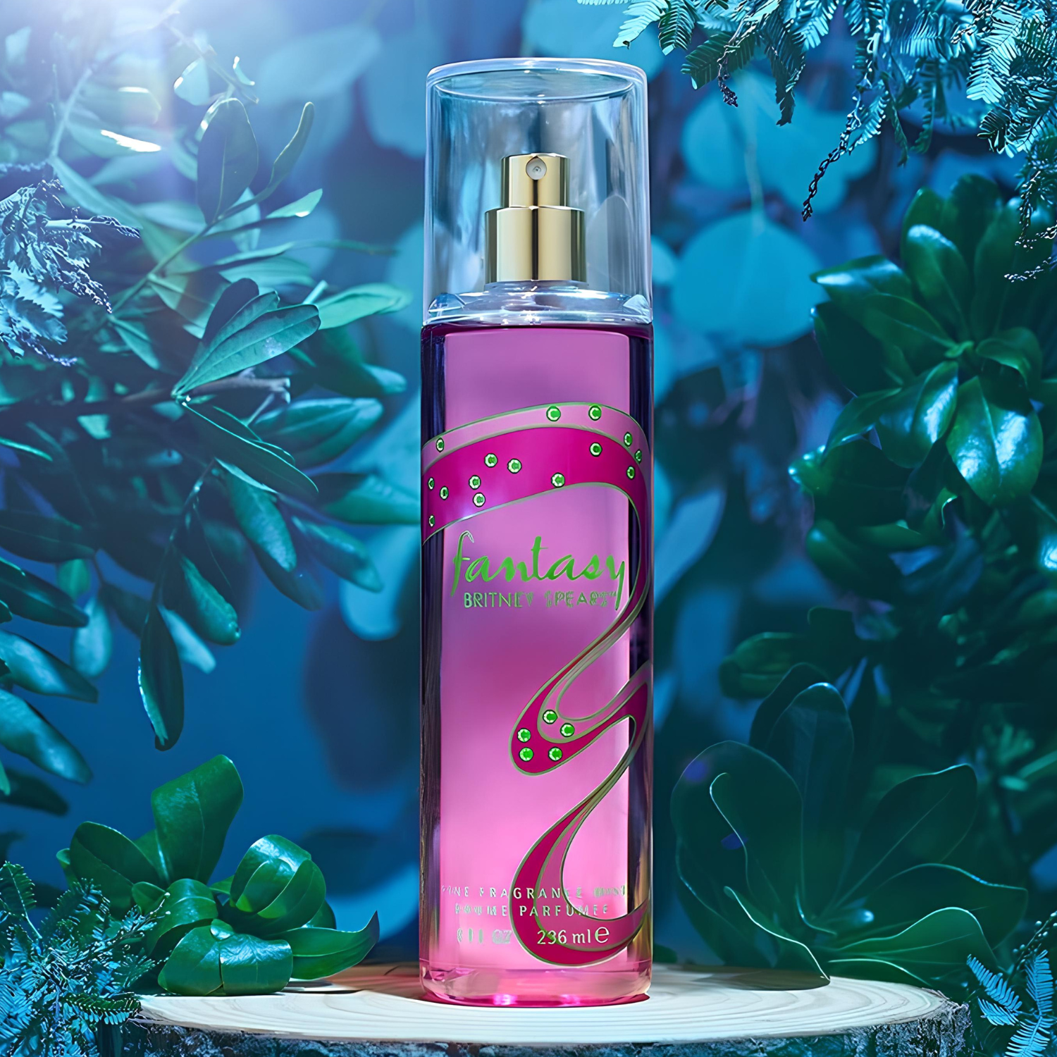 Frasco do body splash Fantasy Britney Spears em destaque sobre um tronco de madeira, cercado por folhagens em tons de verde e azul, com uma luz suave e misteriosa, evocando uma fragrância mágica e exuberante.