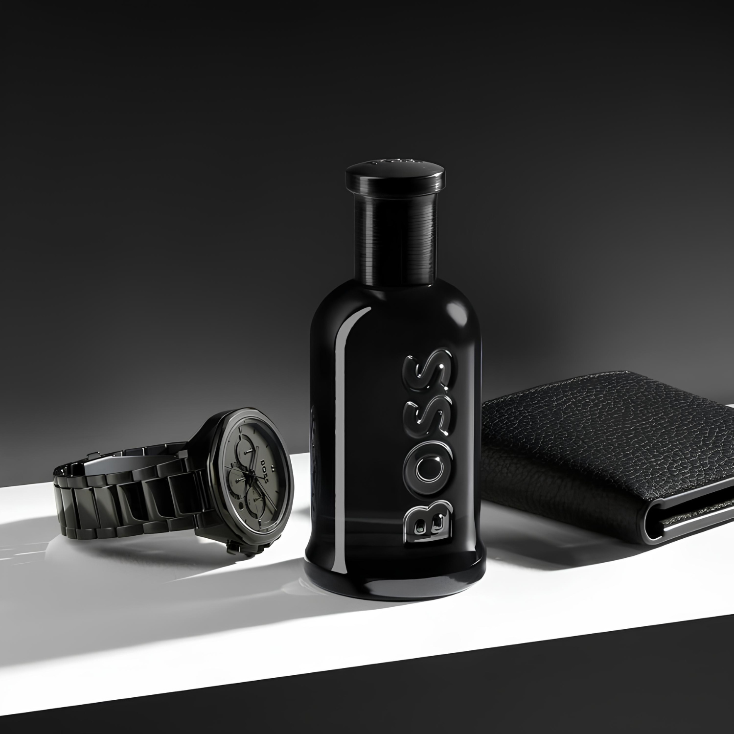 Perfume Boss Bottled Hugo Boss Parfum em um cenário com pedaços de madeira escura e pétalas de flores em tons de pêssego e marrom, realçando a profundidade e a complexidade da fragrância amadeirada.