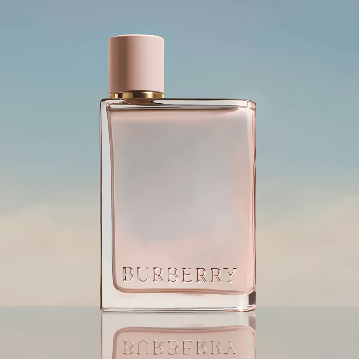 Frasco do perfume Burberry Her em pé com fundo desfocado em tons pastel, exibindo um design minimalista, tampa rosa clara e líquido rosado suave.