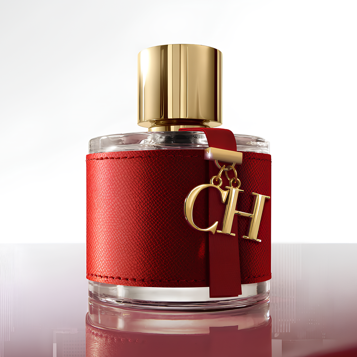 Perfume feminino CH Femme Carolina Herrera em destaque sobre uma superfície branca brilhante, com uma iluminação suave que realça o contraste entre o couro vermelho e os detalhes dourados.