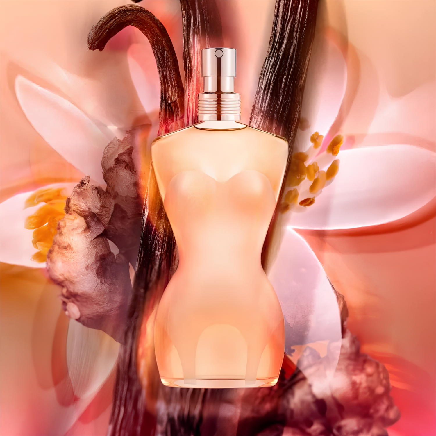 Frasco do Classique Jean Paul Gaultier rodeado por elementos florais brancos e favas de baunilha escuras, sugerindo as notas olfativas da fragrância.