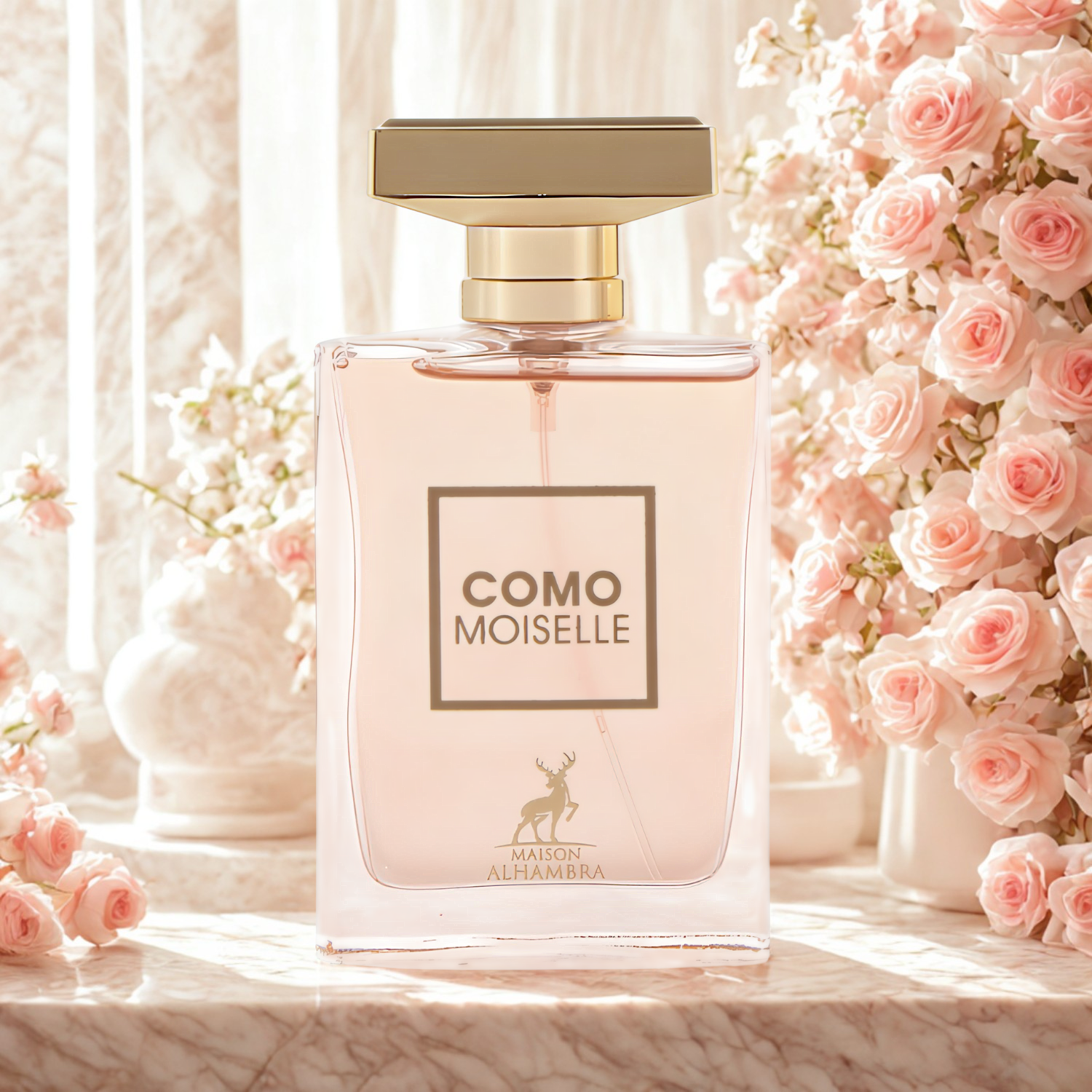 Perfume árabe feminino Como Moiselle Maison Alhambra, disponível na Velyre, em destaque em ambiente romântico com fundo suave de rosas cor-de-rosa e flores brancas, evocando fragrância floral e delicada.