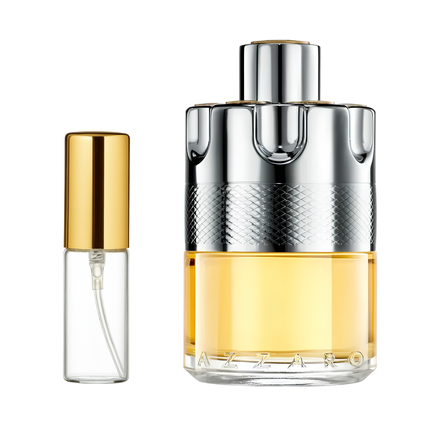 Decant de 5ml com borrifador dourado ao lado do frasco original do perfume importado masculino Azzaro Wanted Eau de Toilette, ambos em fundo transparente. O frasco original tem design de tambor de revólver prateado com líquido amarelado, enquanto o decant é de vidro transparente e borrifador dourado, disponíveis na Velyre.