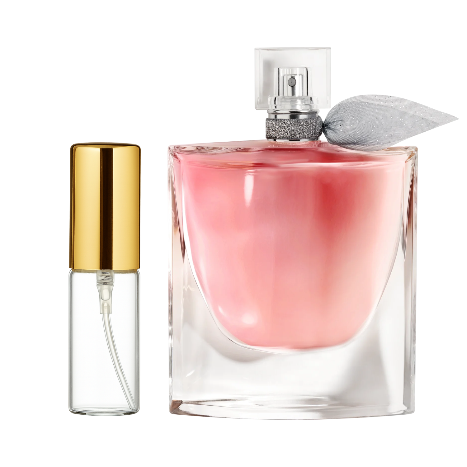 Decant de 5ml com borrifador dourado ao lado do frasco original do perfume importado feminino La Vie Est Belle Lancôme Eau de Parfum, ambos em fundo transparente. O frasco original tem design retangular com líquido rosa, com um laço cinza na tampa, enquanto o decant é de vidro transparente e borrifador dourado, disponíveis na Velyre.