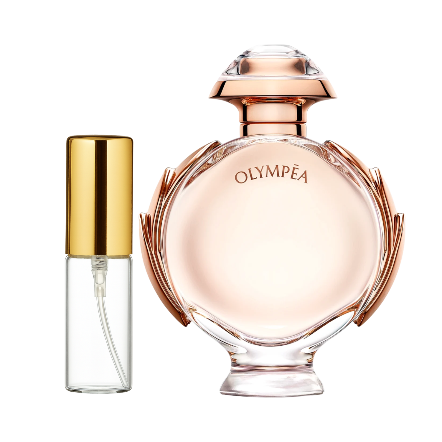 Decant de 5ml com borrifador dourado ao lado do frasco original do perfume importado feminino Olympéa Rabanne Eau de Parfum, ambos em fundo transparente. O frasco original tem design arredondado em vidro transparente e detalhes em metal rosé, enquanto o decant é de vidro transparente e borrifador dourado, disponíveis na Velyre.