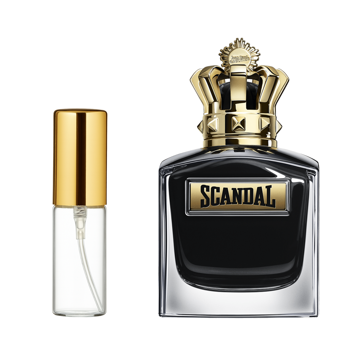 Decant de 5ml com borrifador dourado ao lado do frasco original do perfume importado masculino Scandal Pour Homme Le Parfum Jean Paul Gaultier Eau de Parfum, ambos em fundo transparente. O frasco original tem design de vidro transparente com líquido escuro e uma tampa dourada em forma de coroa, enquanto o decant é de vidro transparente e borrifador dourado, disponíveis na Velyre.