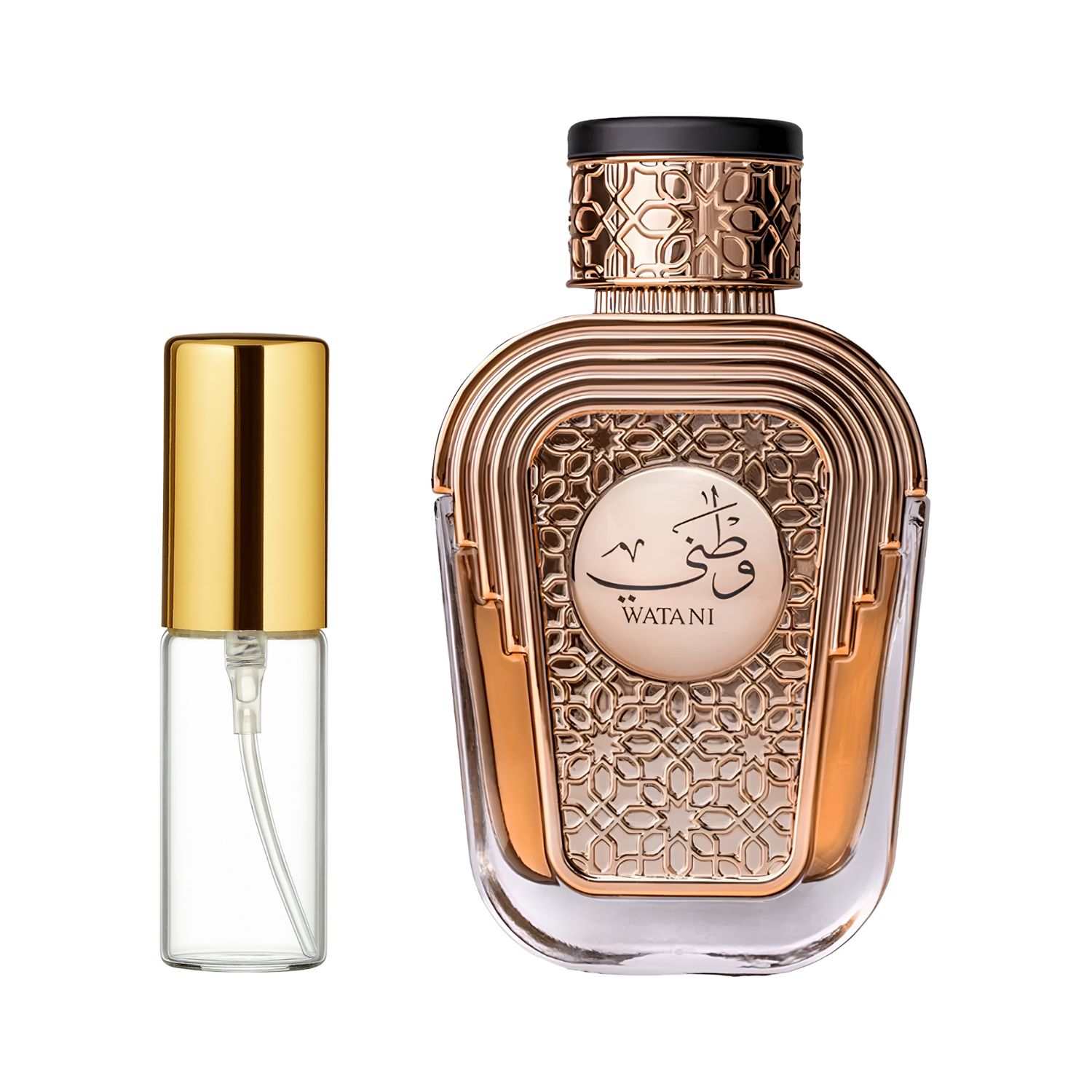 Decant de 5ml com borrifador dourado ao lado do frasco original do perfume árabe Watani Al Wataniah Eau de Parfum, ambos em fundo transparente. O frasco original tem design elegante com detalhes em rose gold e um rótulo branco oval com escrita árabe e "WATANI", enquanto o decant é de vidro transparente e borrifador dourado, disponíveis na Velyre.