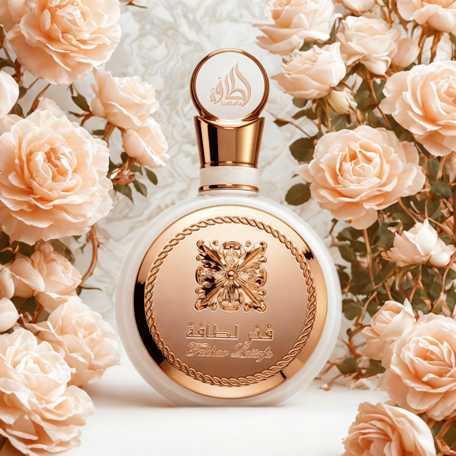 Perfume árabe feminino Fakhar Rose Lattafa, disponível na Velyre, em destaque em meio a um jardim de rosas claras em tons de pêssego e creme, transmitindo uma fragrância floral elegante e romântica.