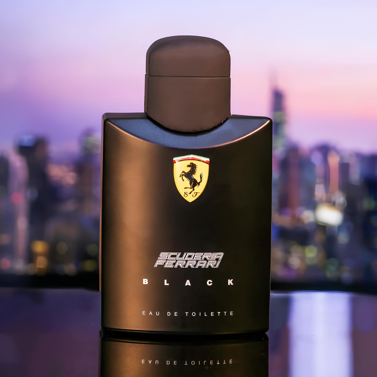 Perfume Ferrari Scuderia Black em destaque sobre superfície reflexiva, com fundo de cidade urbana desfocada ao entardecer, transmitindo modernidade e sofisticação masculina.