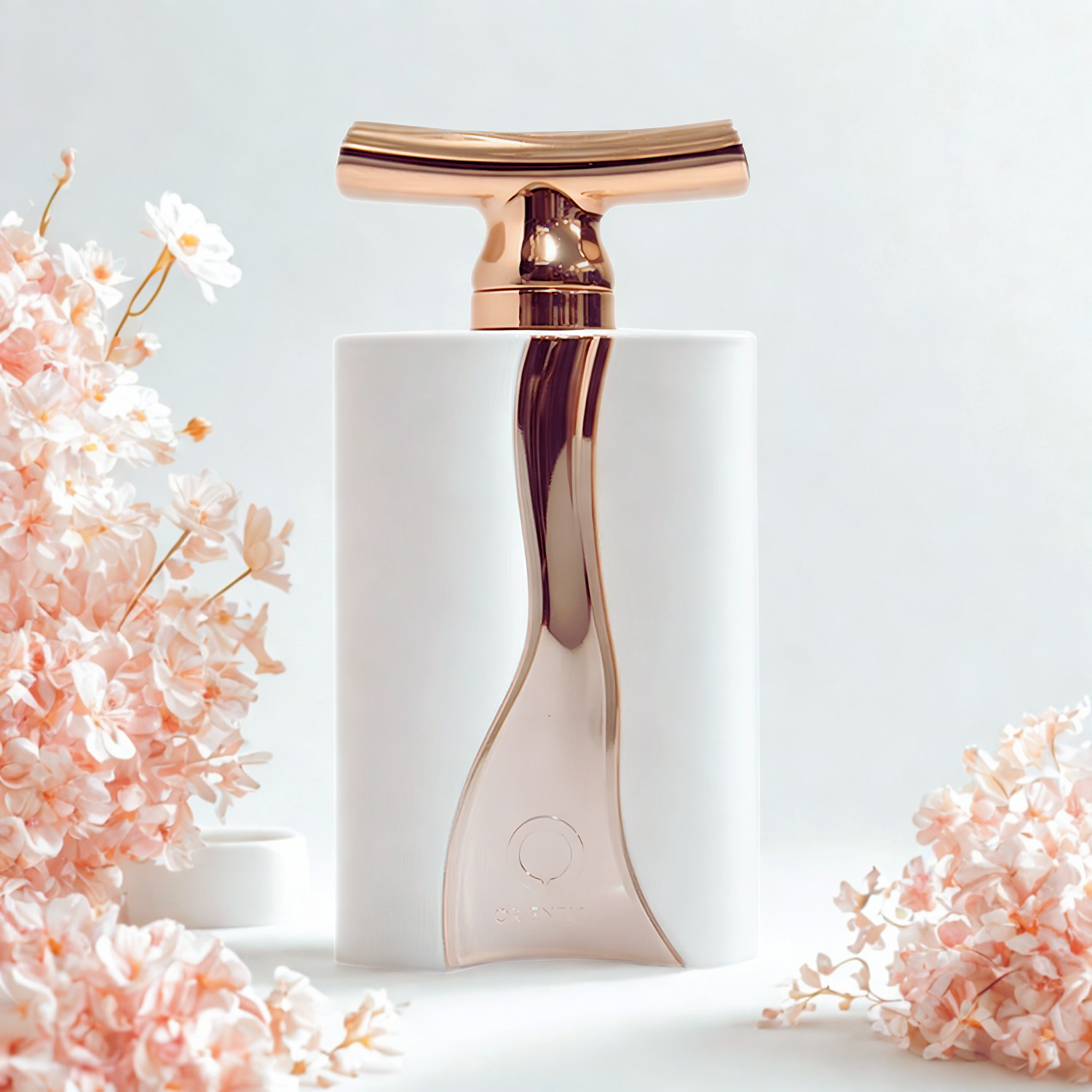 Perfume árabe feminino Fleur de Orientica Al Haramain, disponível na Velyre, em destaque em ambiente iluminado, cercado por flores em tons de pêssego e branco, transmitindo fragrância floral suave e elegante.