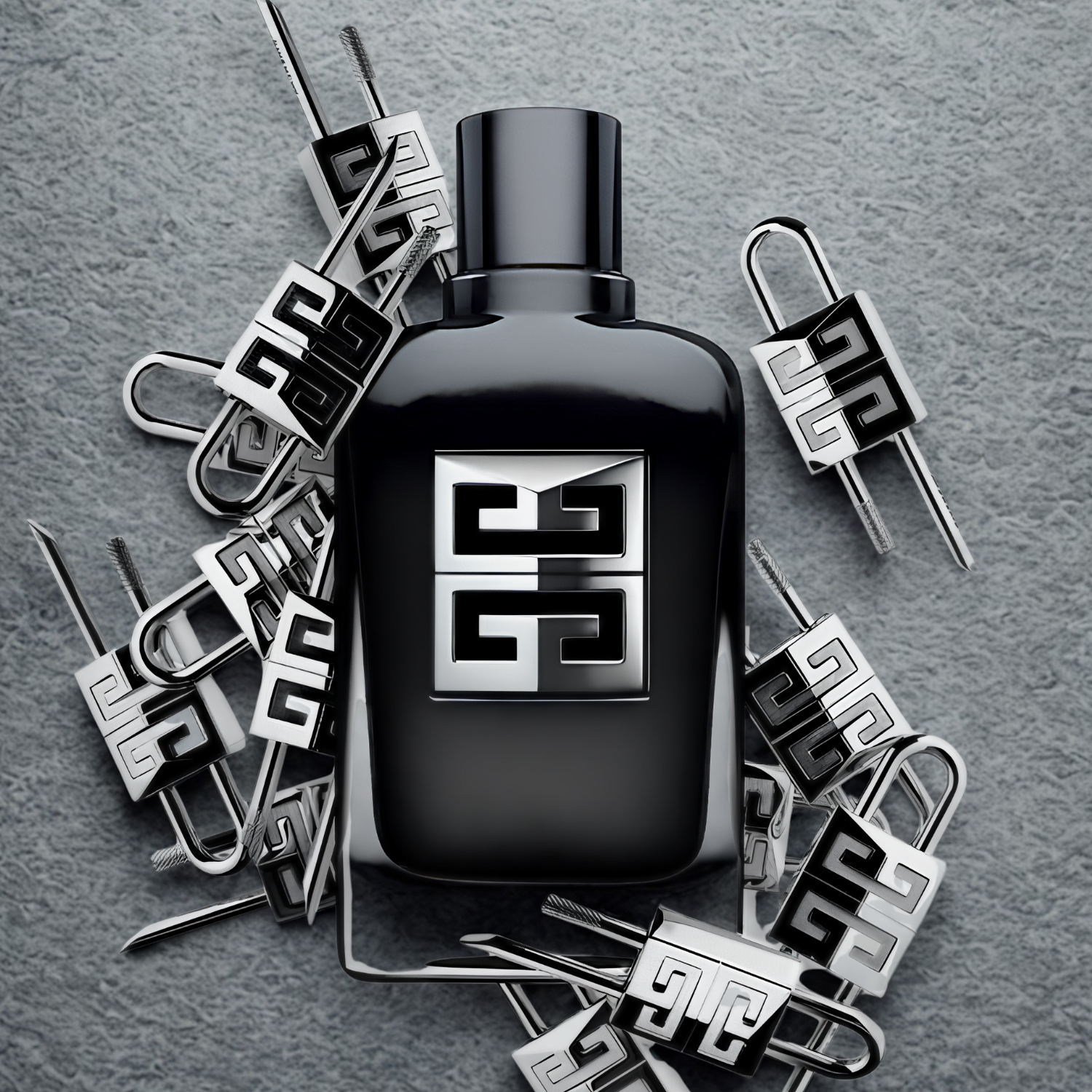 Perfume Gentleman Society EDP cercado por clipes de metal estilizados com o logo da Givenchy, sobre fundo de textura acinzentada.