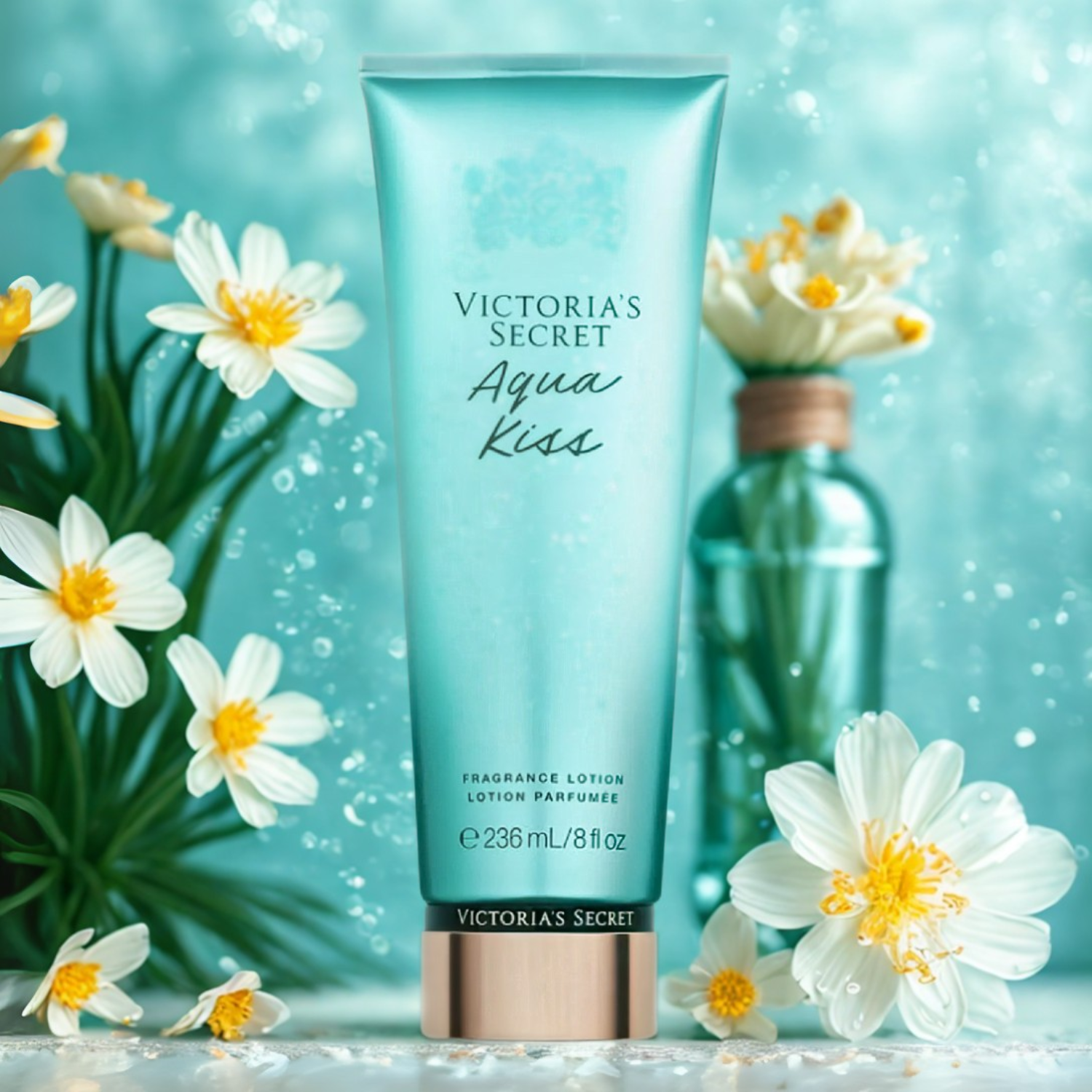 Tubo do hidratante perfumado importado Aqua Kiss Victoria's Secret em destaque em um ambiente fresco com flores brancas e um fundo azul claro com brilhos, evocando uma fragrância aquática e floral, disponível na Velyre.