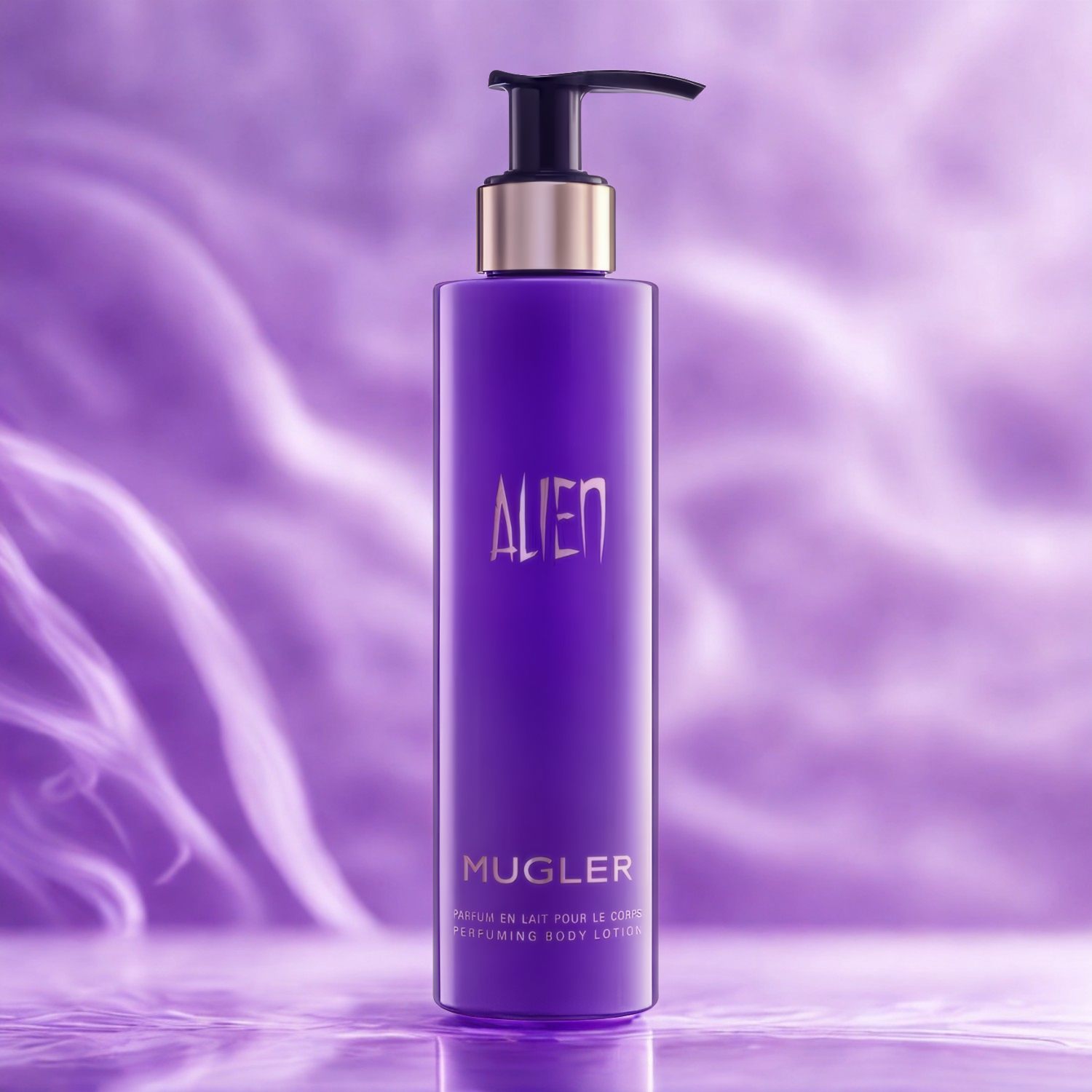 Hidratante perfumado Alien Mugler em destaque sobre uma superfície reflexiva, com um fundo de ondas e fumaça em tons de roxo, transmitindo uma atmosfera misteriosa e envolvente.