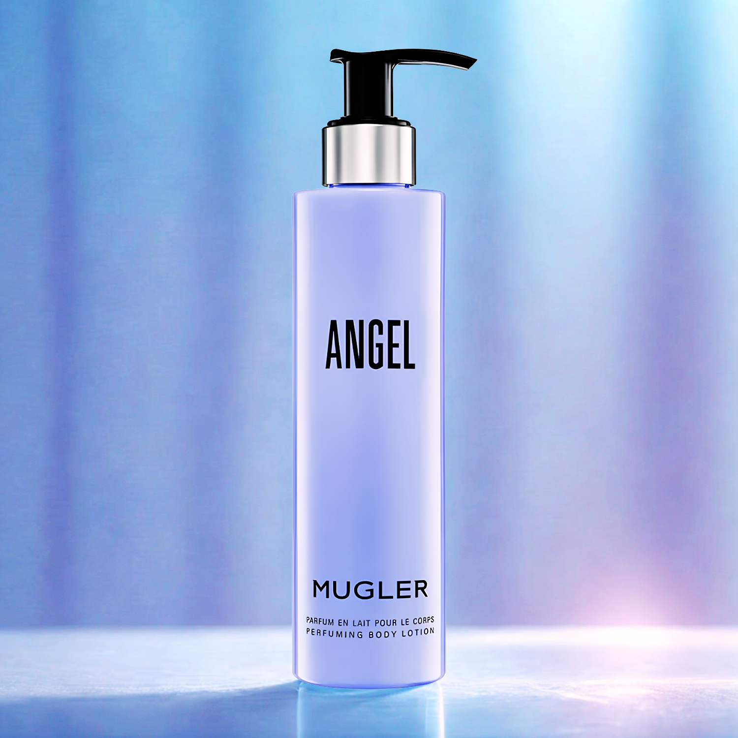 Hidratante perfumado Angel Mugler em destaque sobre uma superfície azul clara, com um fundo degradê em tons de azul e branco, transmitindo uma sensação de frescor e leveza.