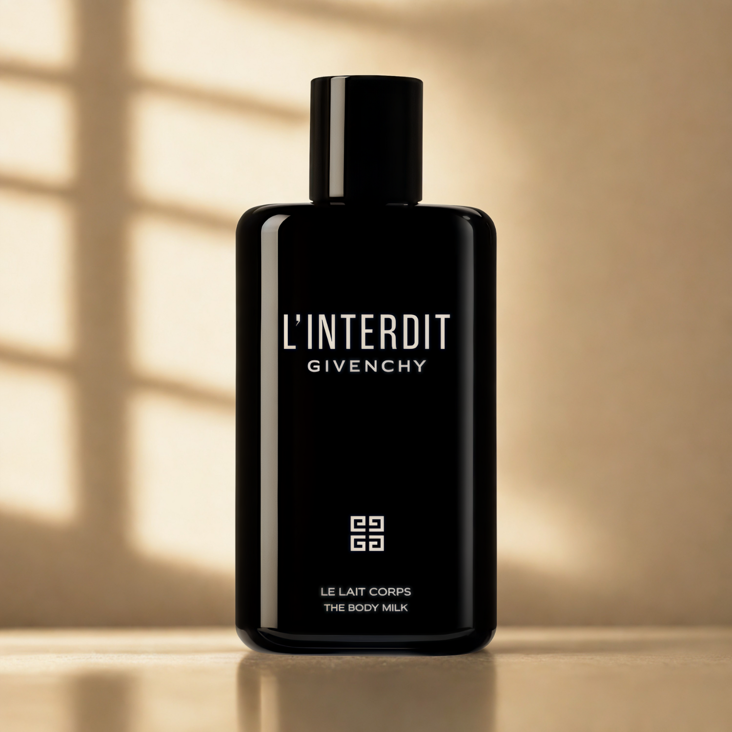 Frasco do hidratante perfumado L'Interdit Givenchy em destaque sobre uma superfície bege, com uma sombra suave que realça o design elegante e minimalista do frasco preto.