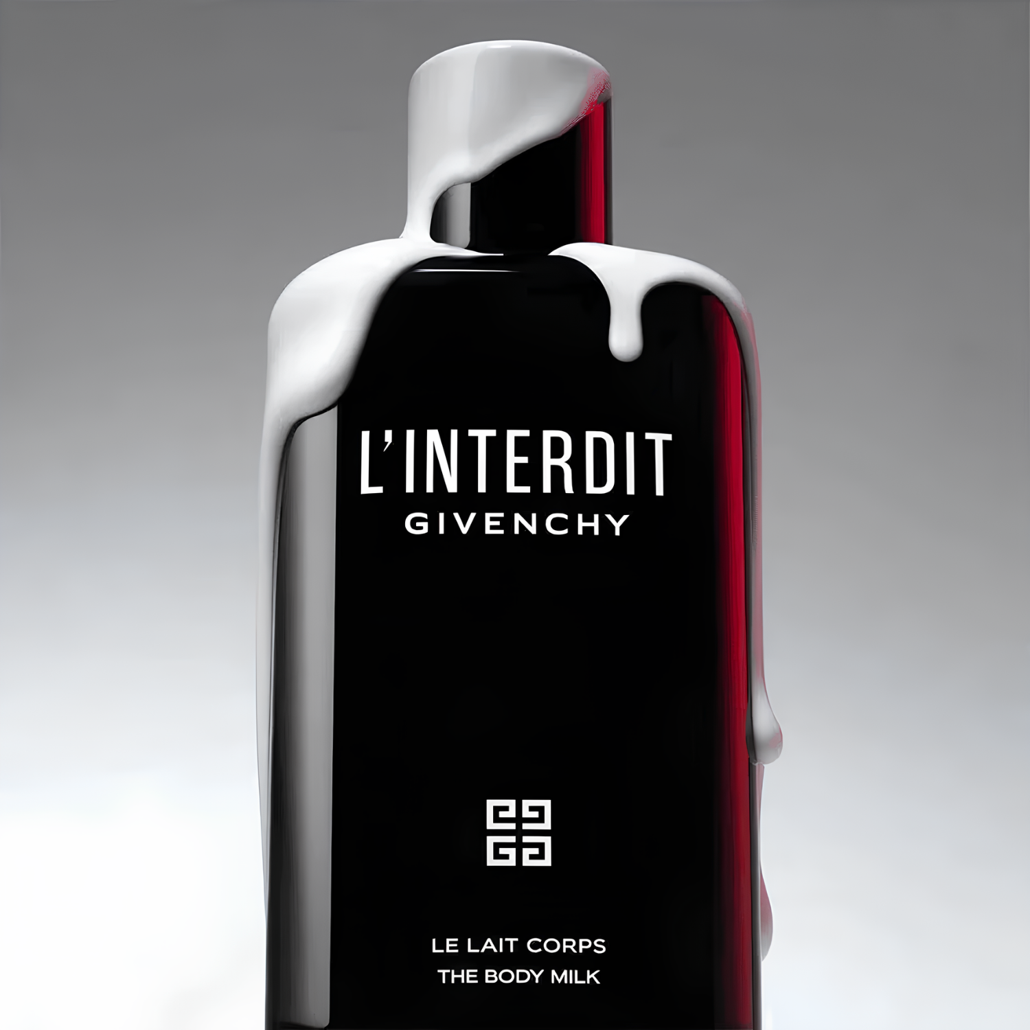 Frasco do hidratante perfumado L'Interdit Givenchy em destaque, com um líquido branco escorrendo do topo e pela lateral, sugerindo a textura e a aplicação do produto, realçando o contraste com o frasco preto.